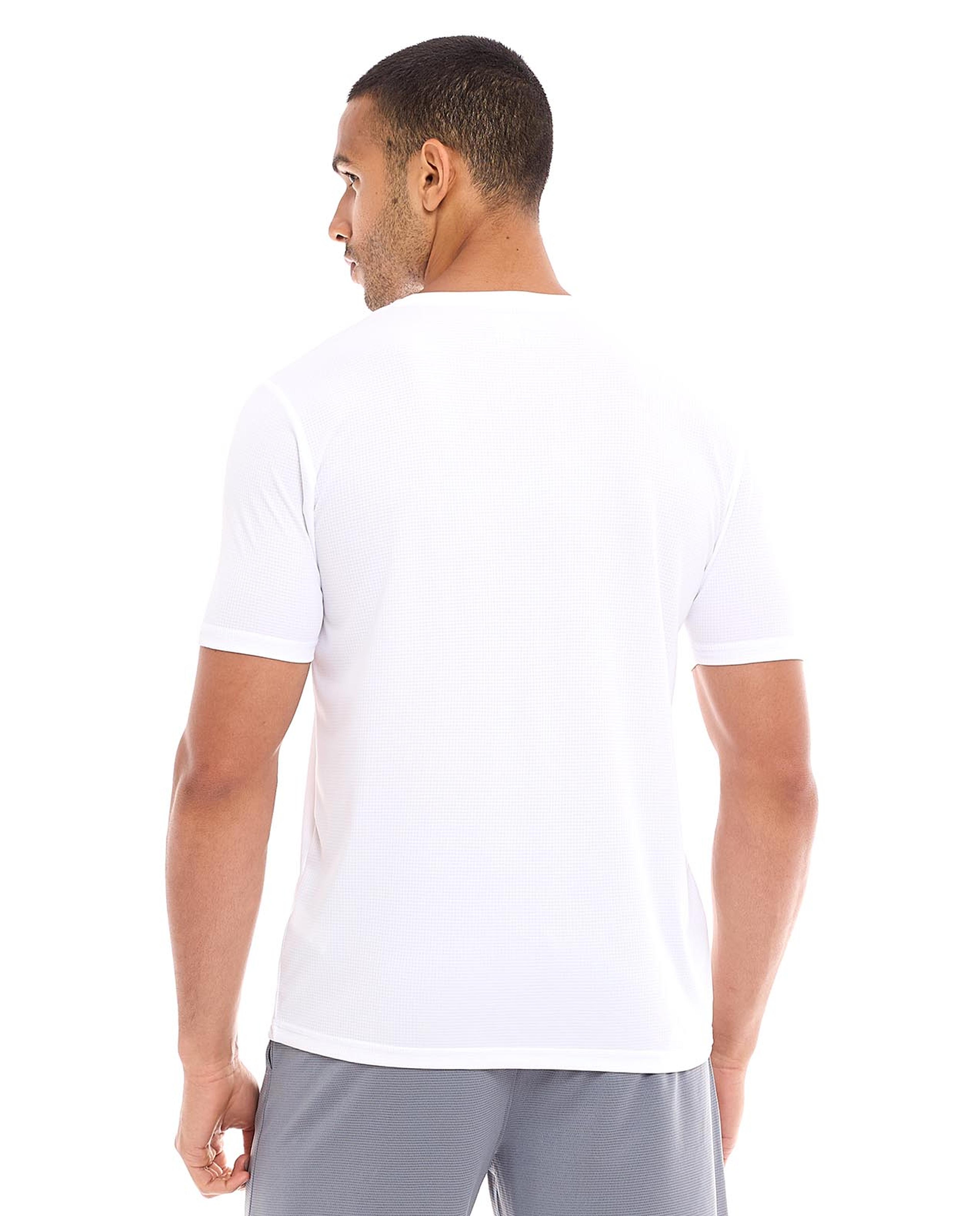 تيشيرت رياضي بياقة مستديرة وأكمام قصيرة وطبعة