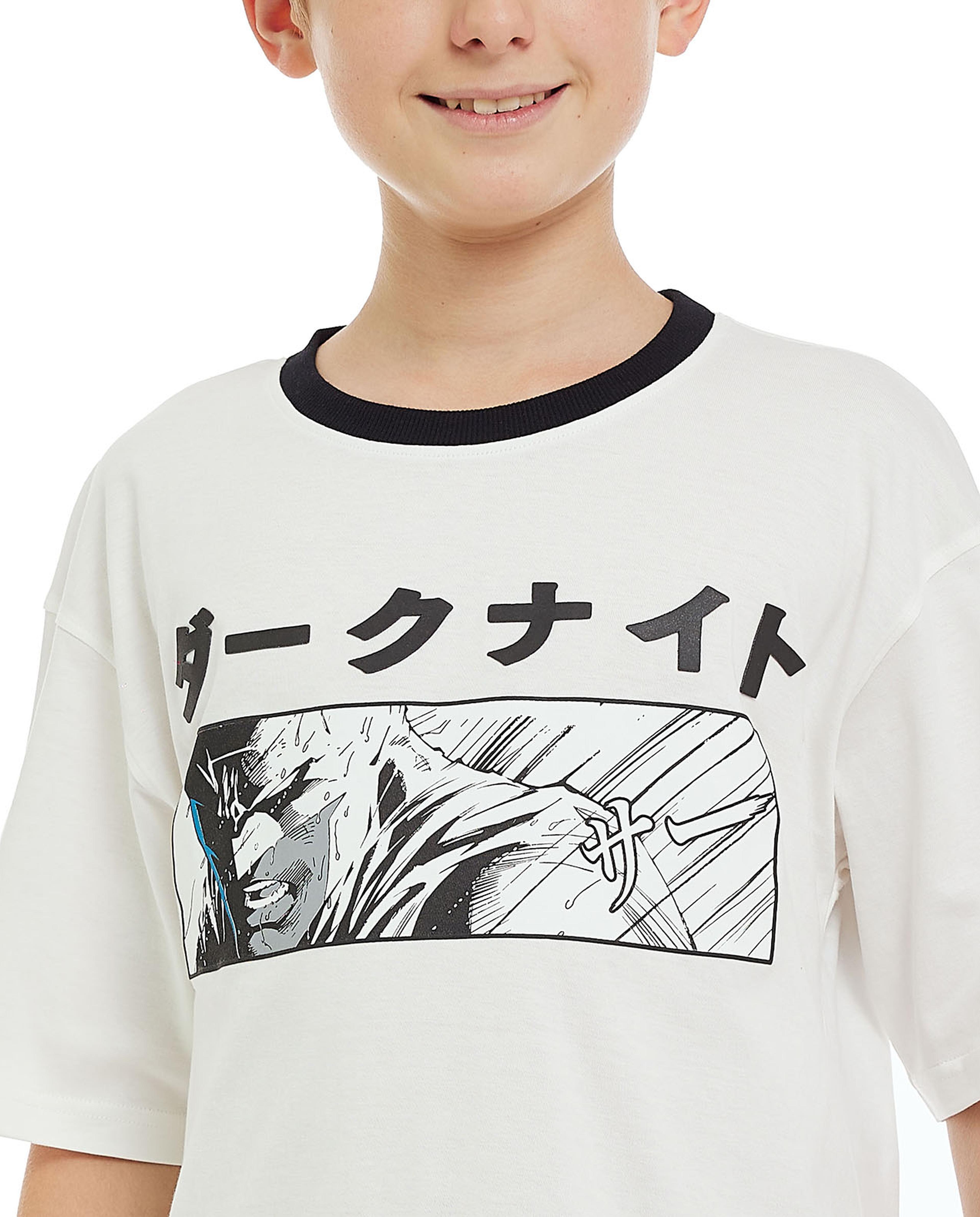 تيشيرت بأكمام قصيرة ورقبة مستديرة بطباعة في الخلف