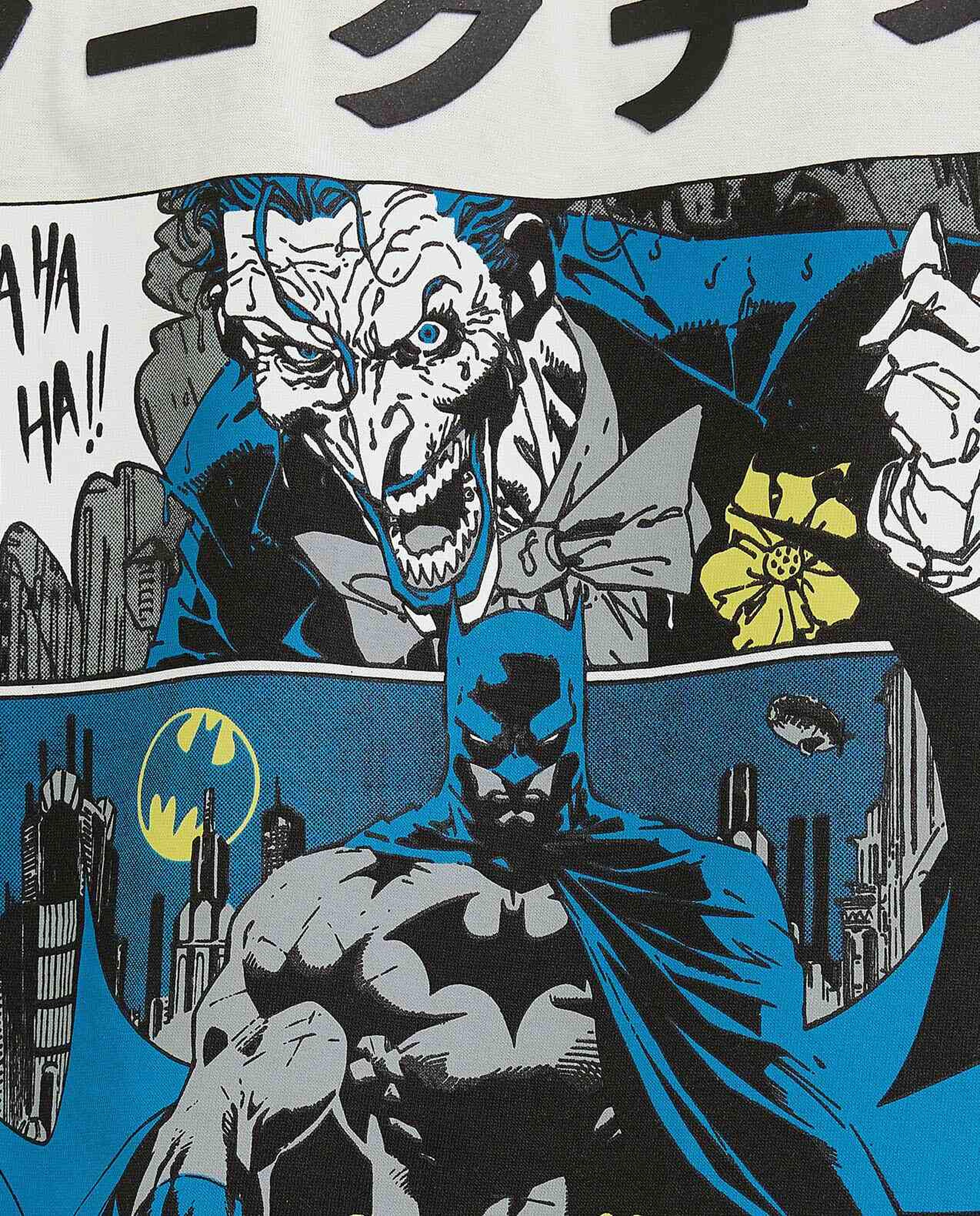 تيشيرت بأكمام قصيرة ورقبة مستديرة بطباعة في الخلف