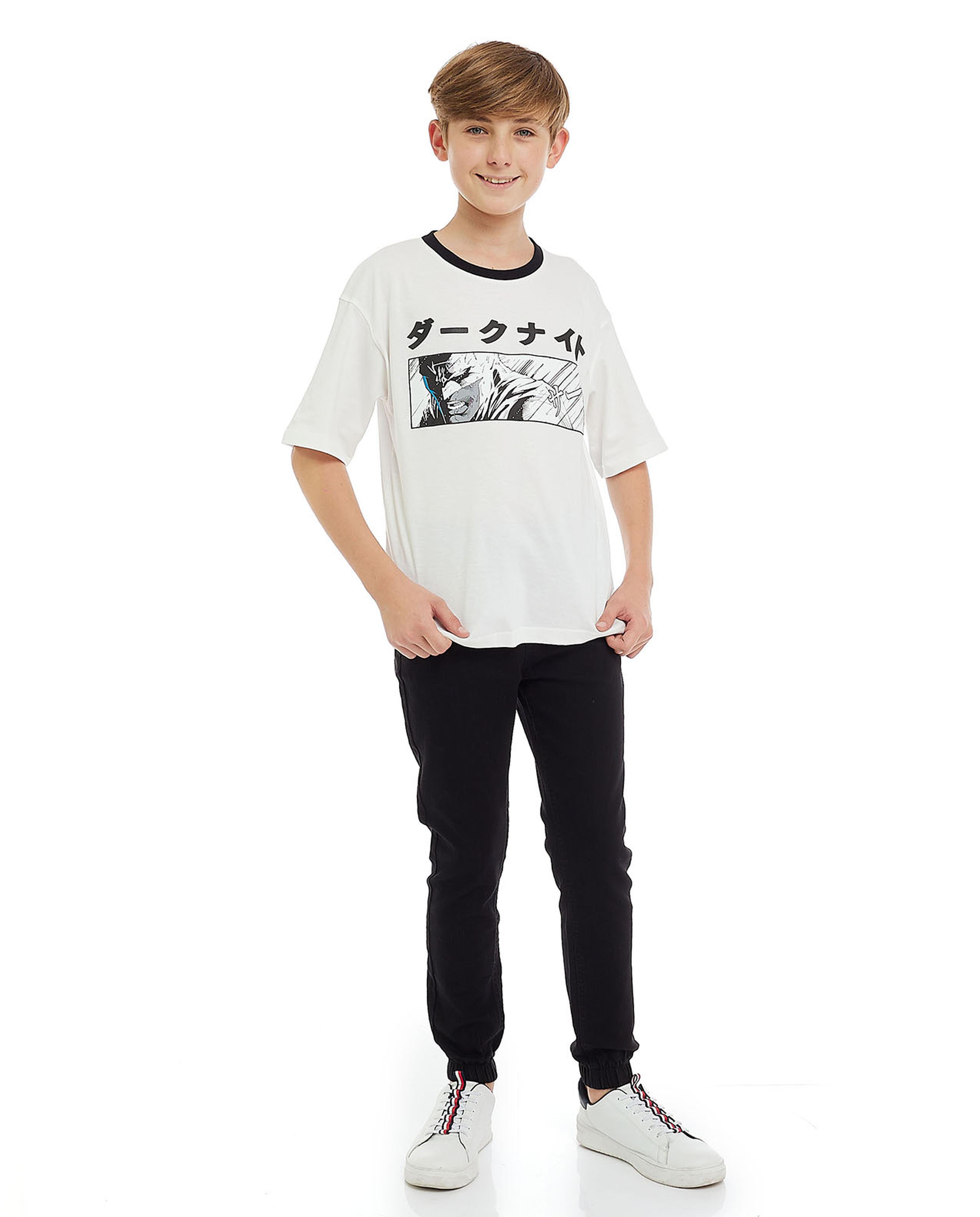 تيشيرت بأكمام قصيرة ورقبة مستديرة بطباعة في الخلف