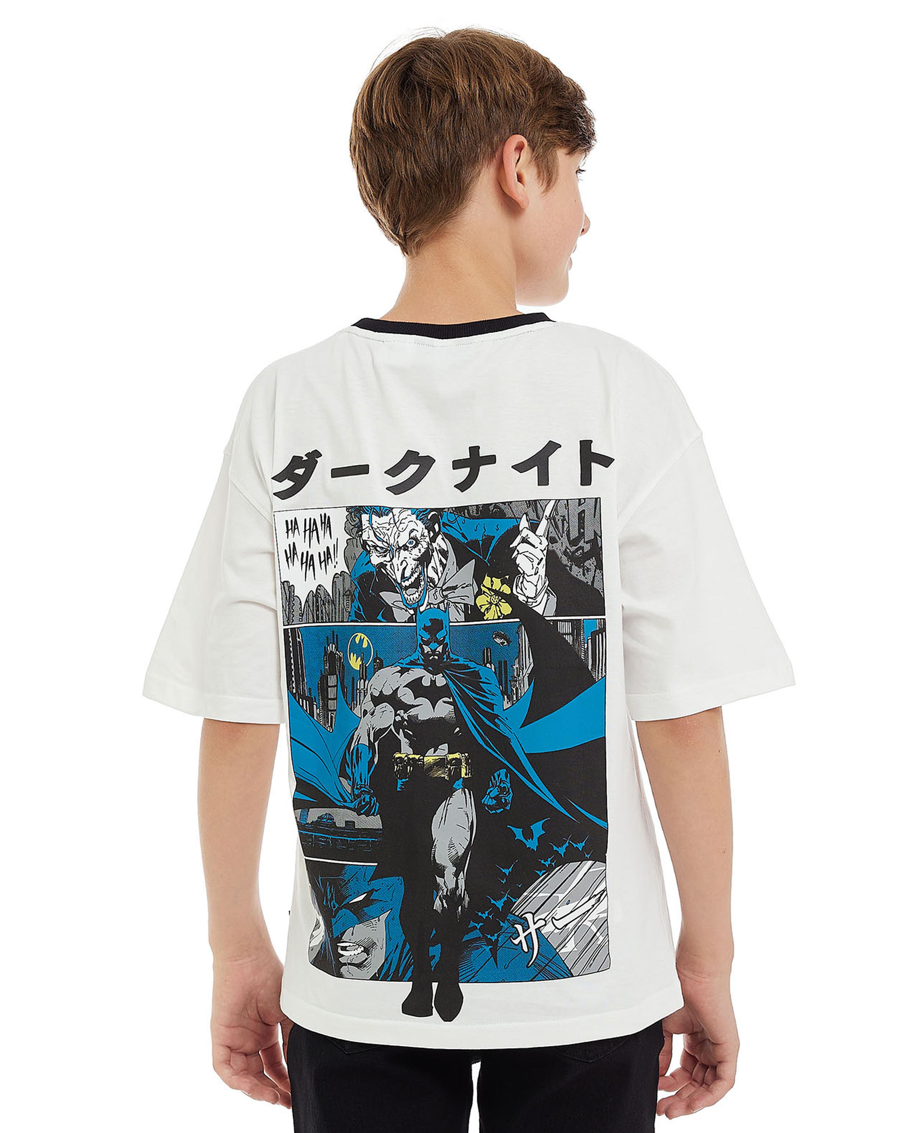 تيشيرت بأكمام قصيرة ورقبة مستديرة بطباعة في الخلف