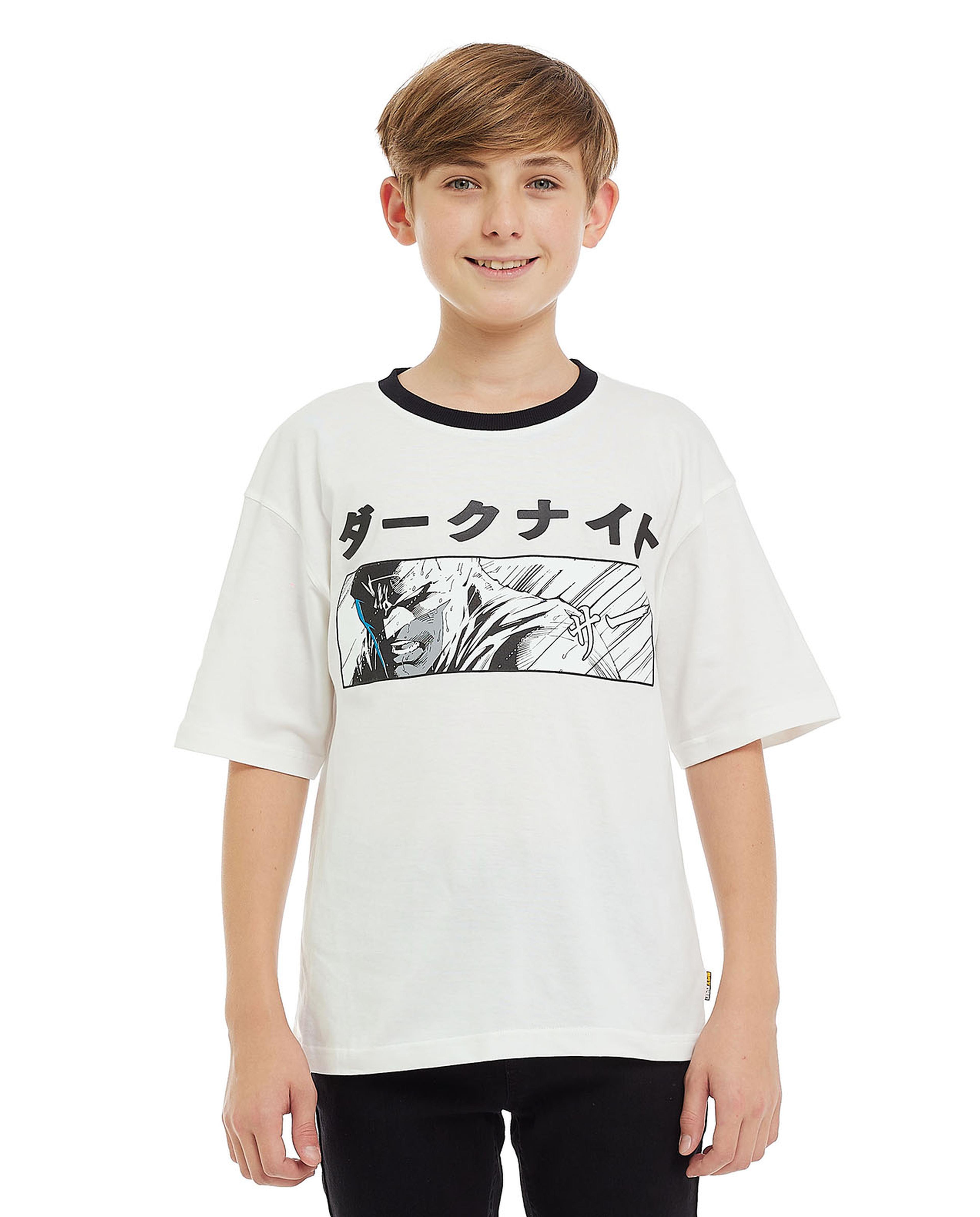 تيشيرت بأكمام قصيرة ورقبة مستديرة بطباعة في الخلف