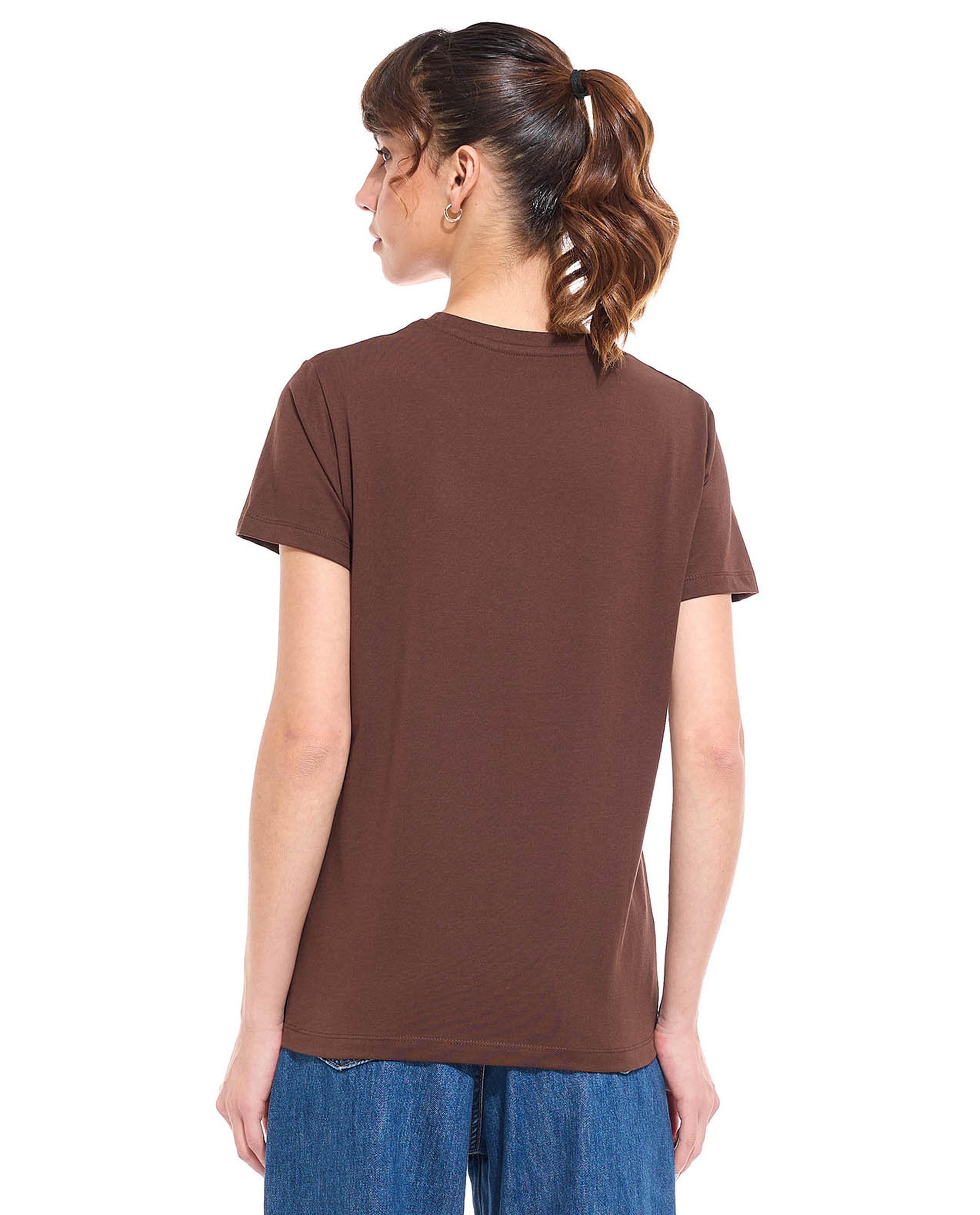 تيشيرت بأكمام قصيرة ورقبة مستديرة بطبعة