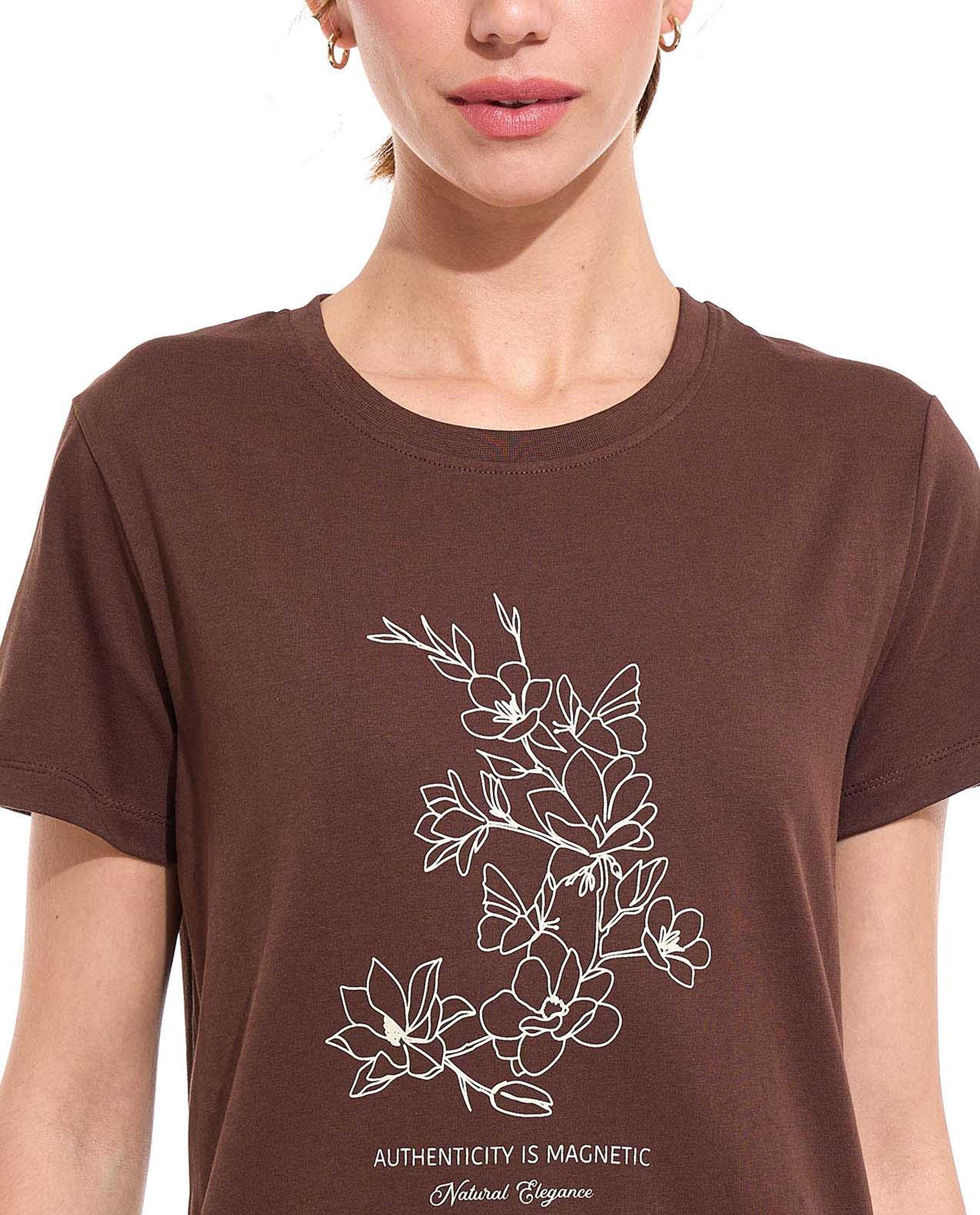 تيشيرت بأكمام قصيرة ورقبة مستديرة بطبعة