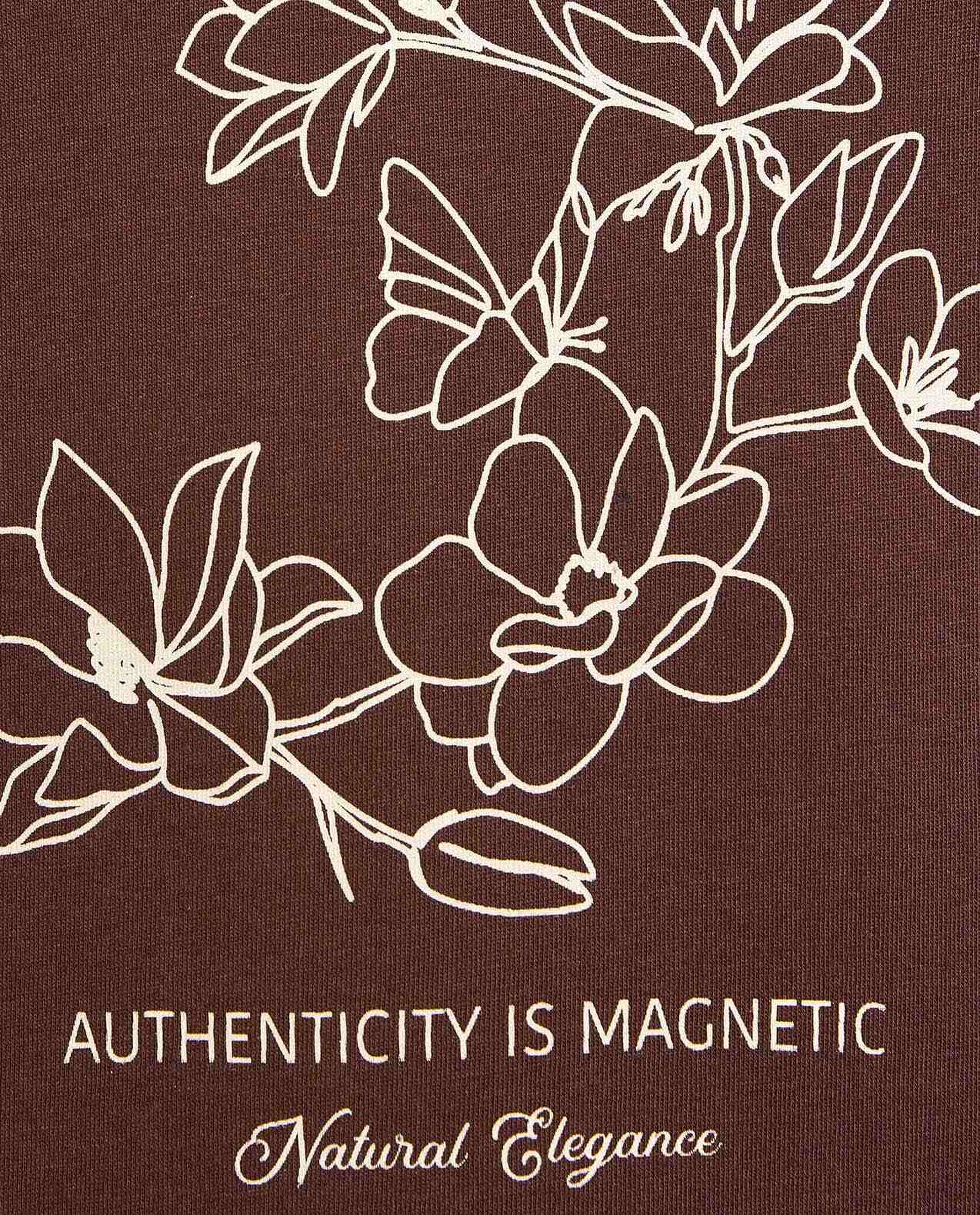 تيشيرت بأكمام قصيرة ورقبة مستديرة بطبعة