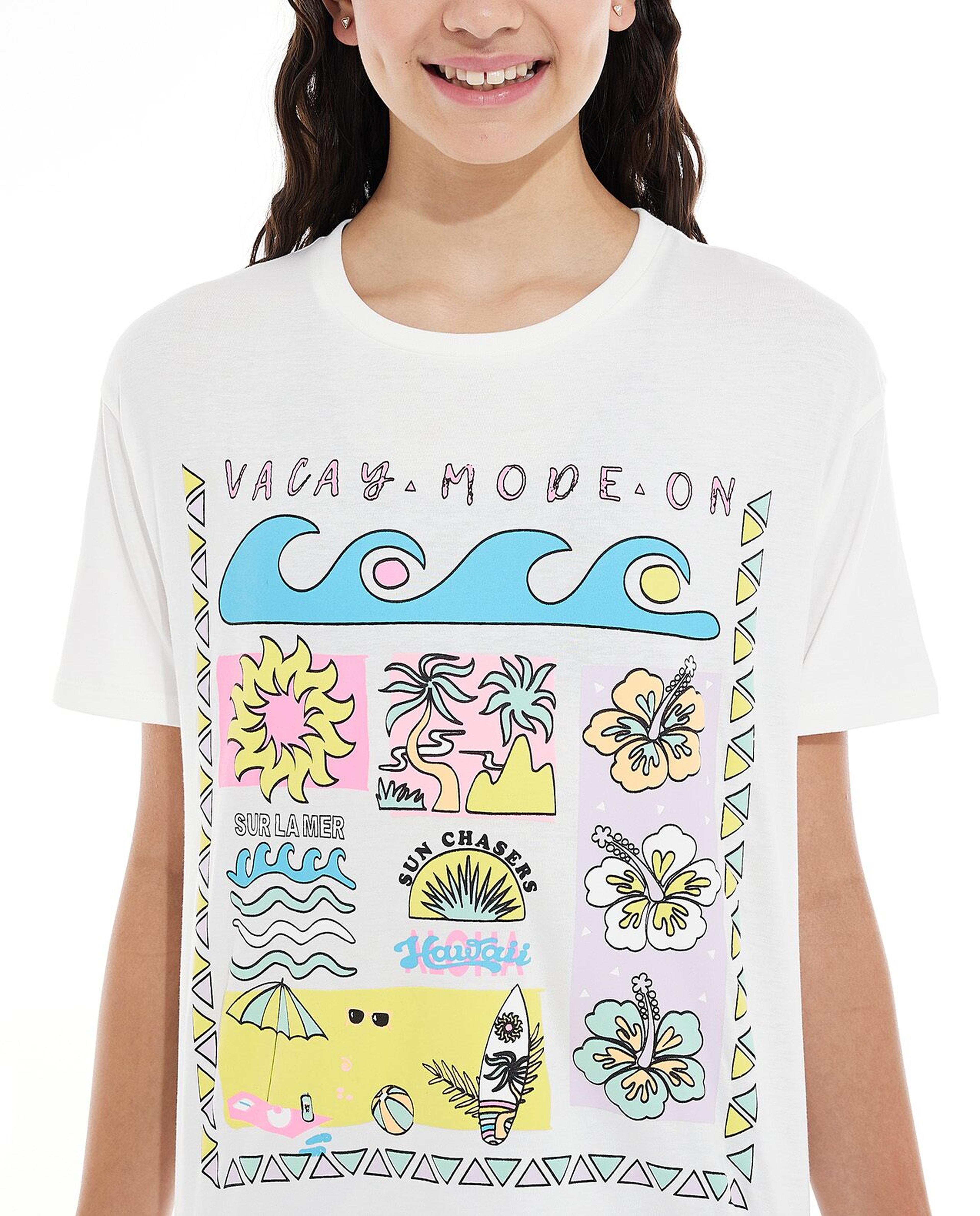 تيشيرت بياقة مستديرة وأكمام قصيرة وطبعة