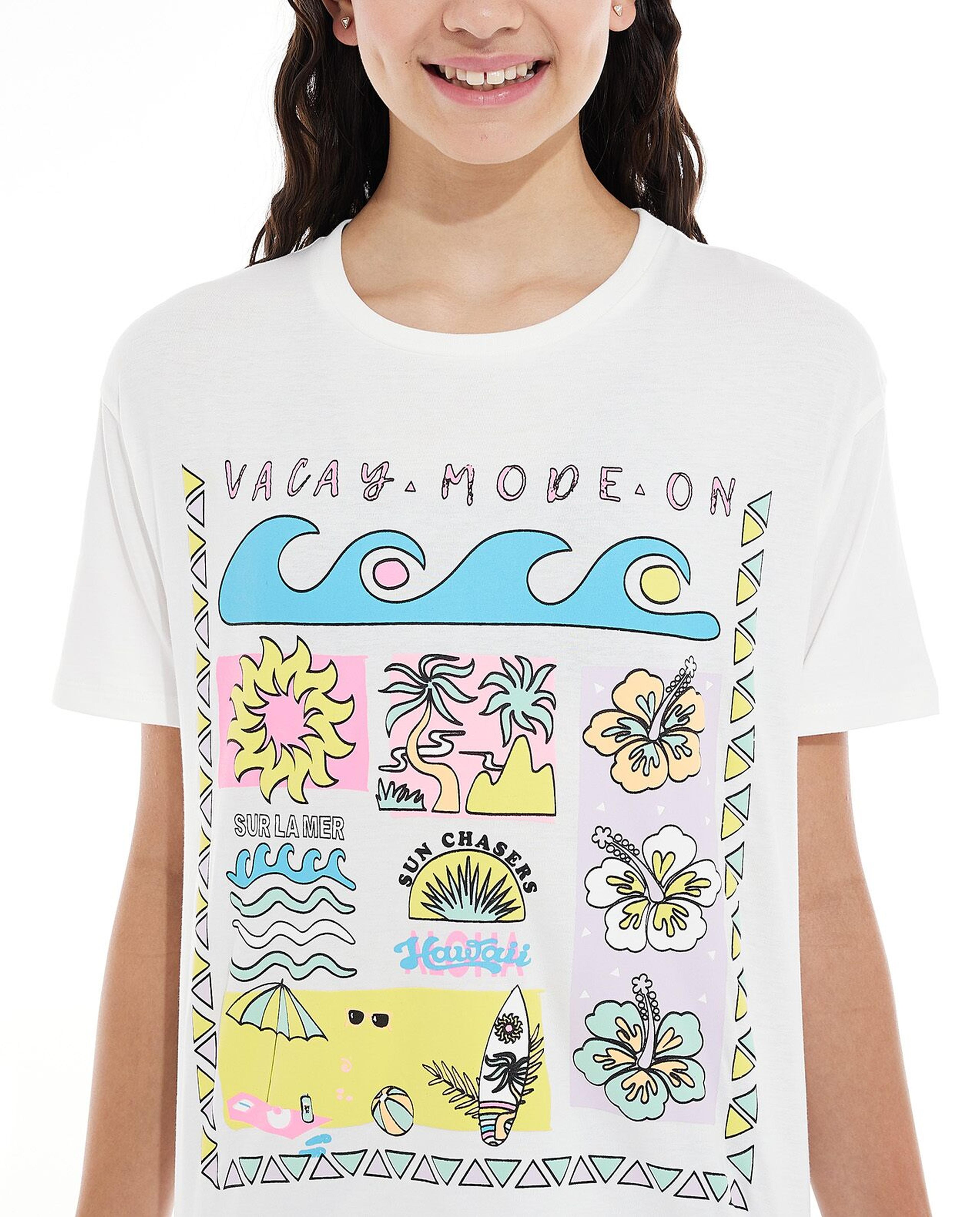 تيشيرت بياقة مستديرة وأكمام قصيرة وطبعة