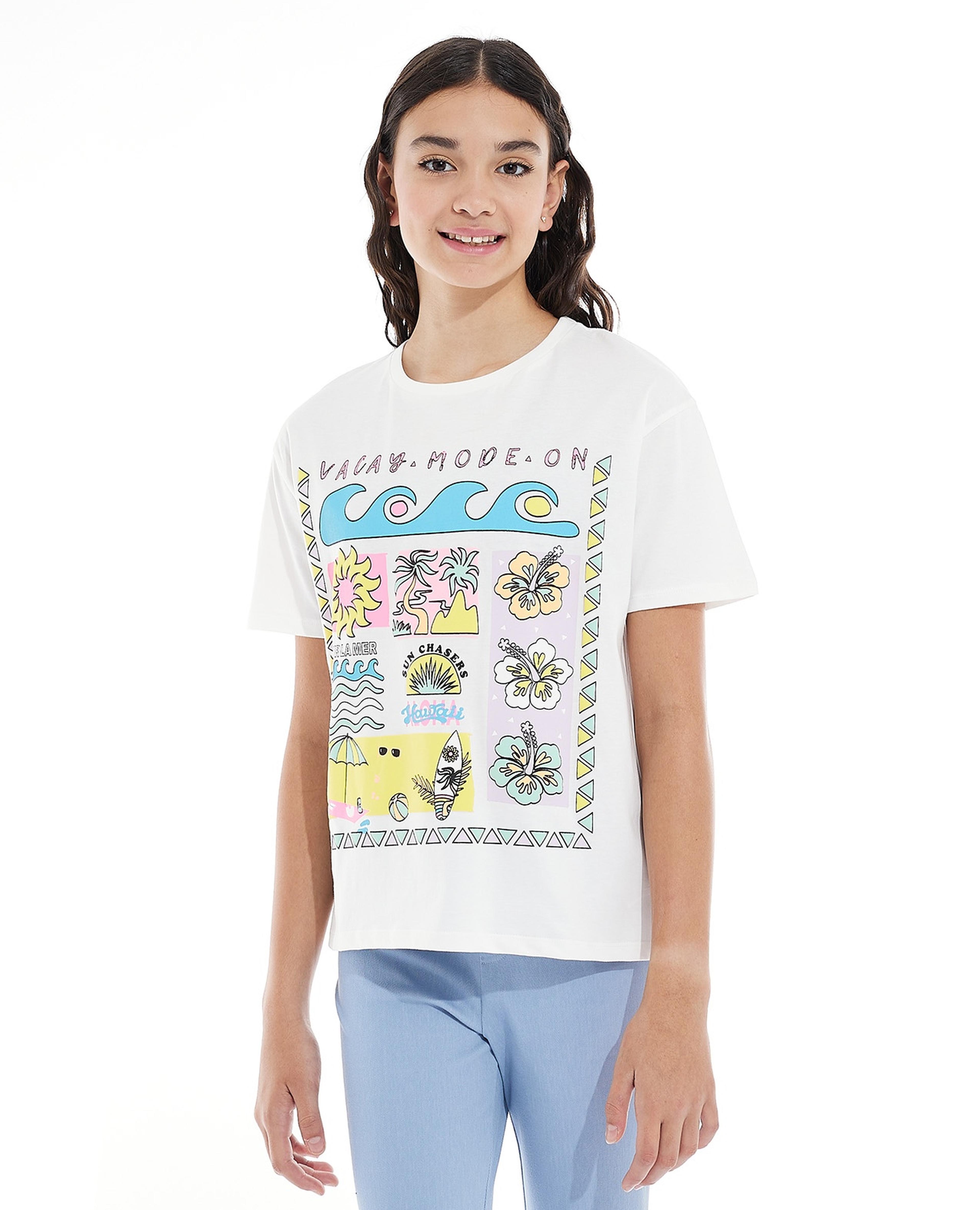 تيشيرت بياقة مستديرة وأكمام قصيرة وطبعة