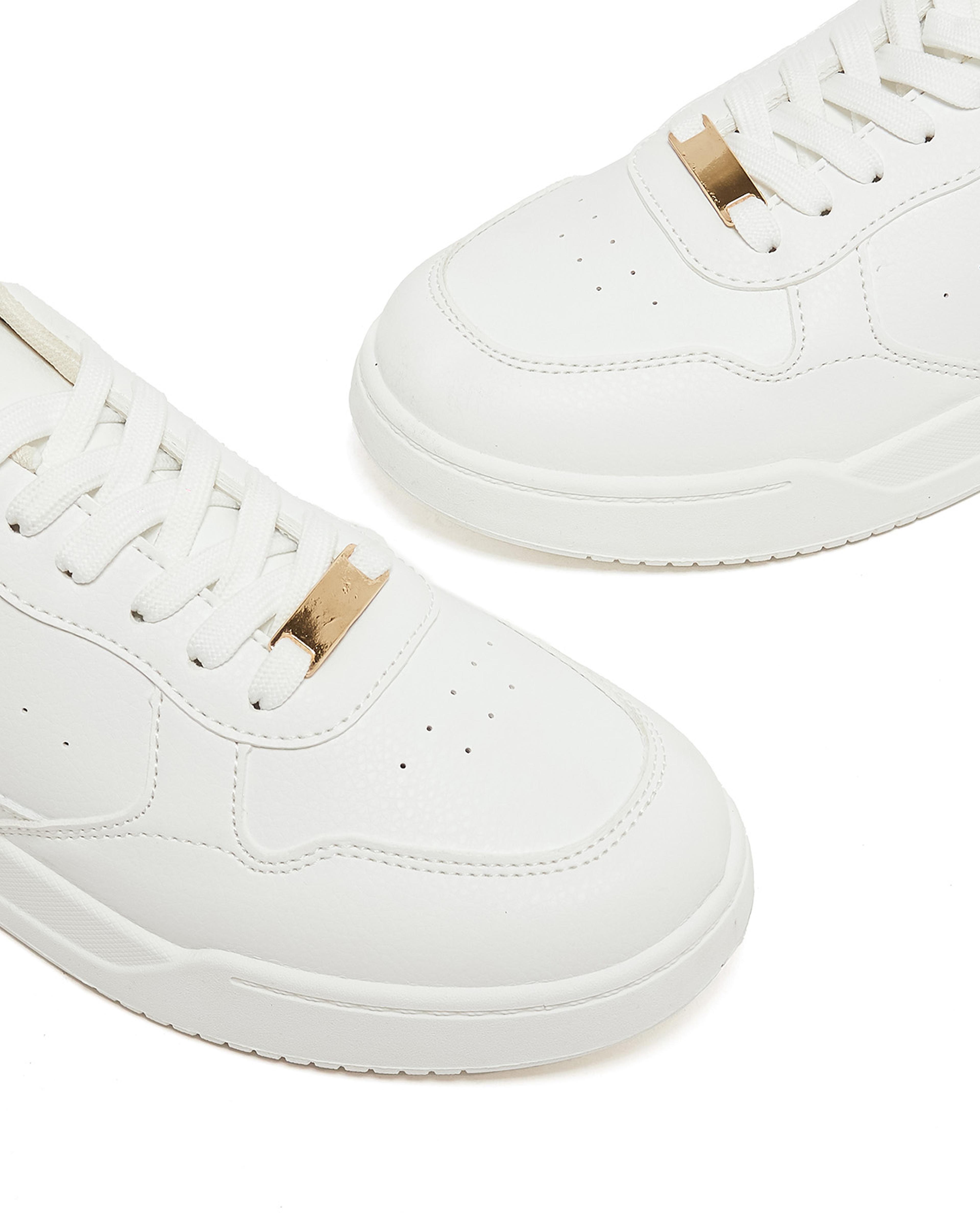 حذاء سنيكرز برباط