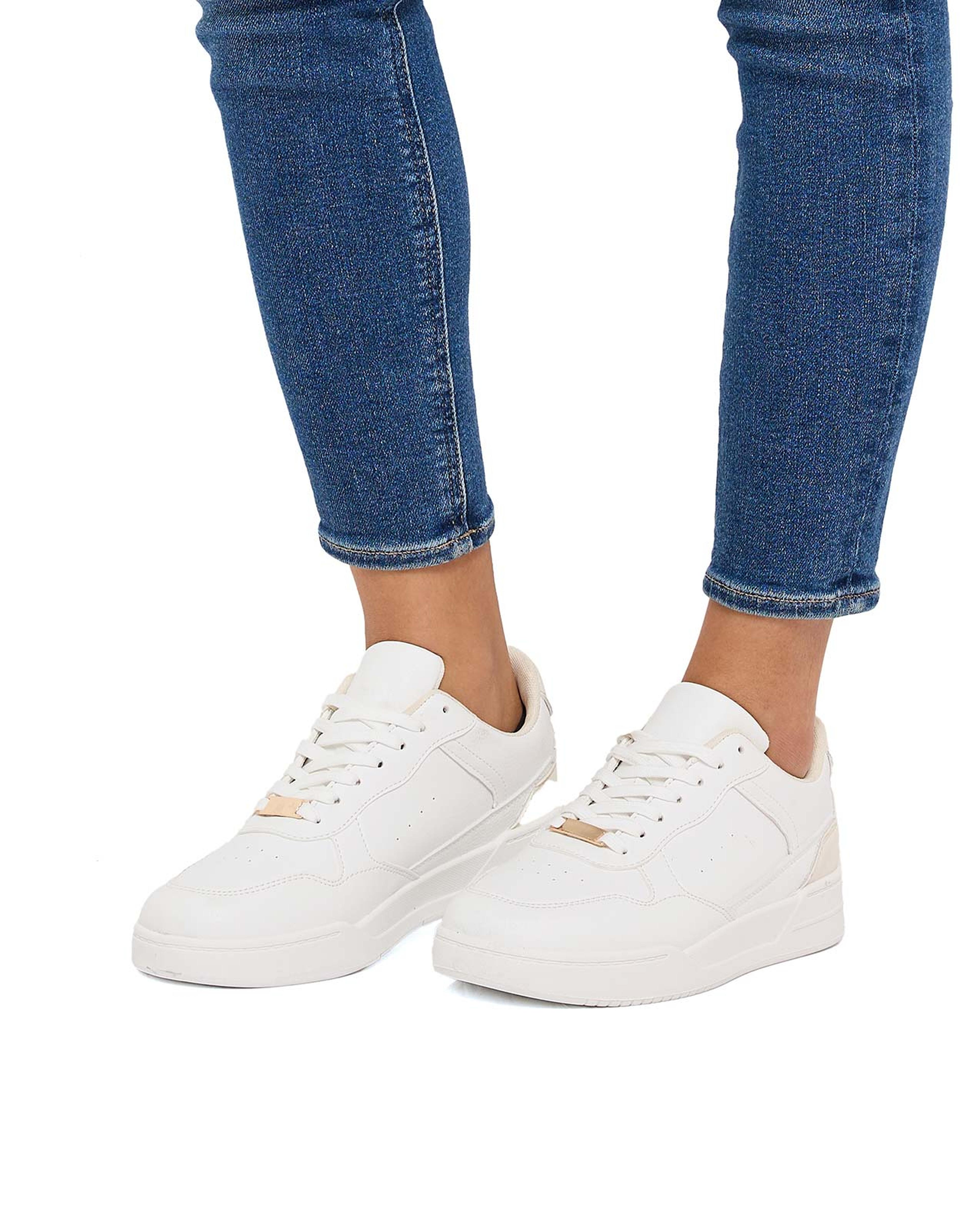 حذاء سنيكرز برباط