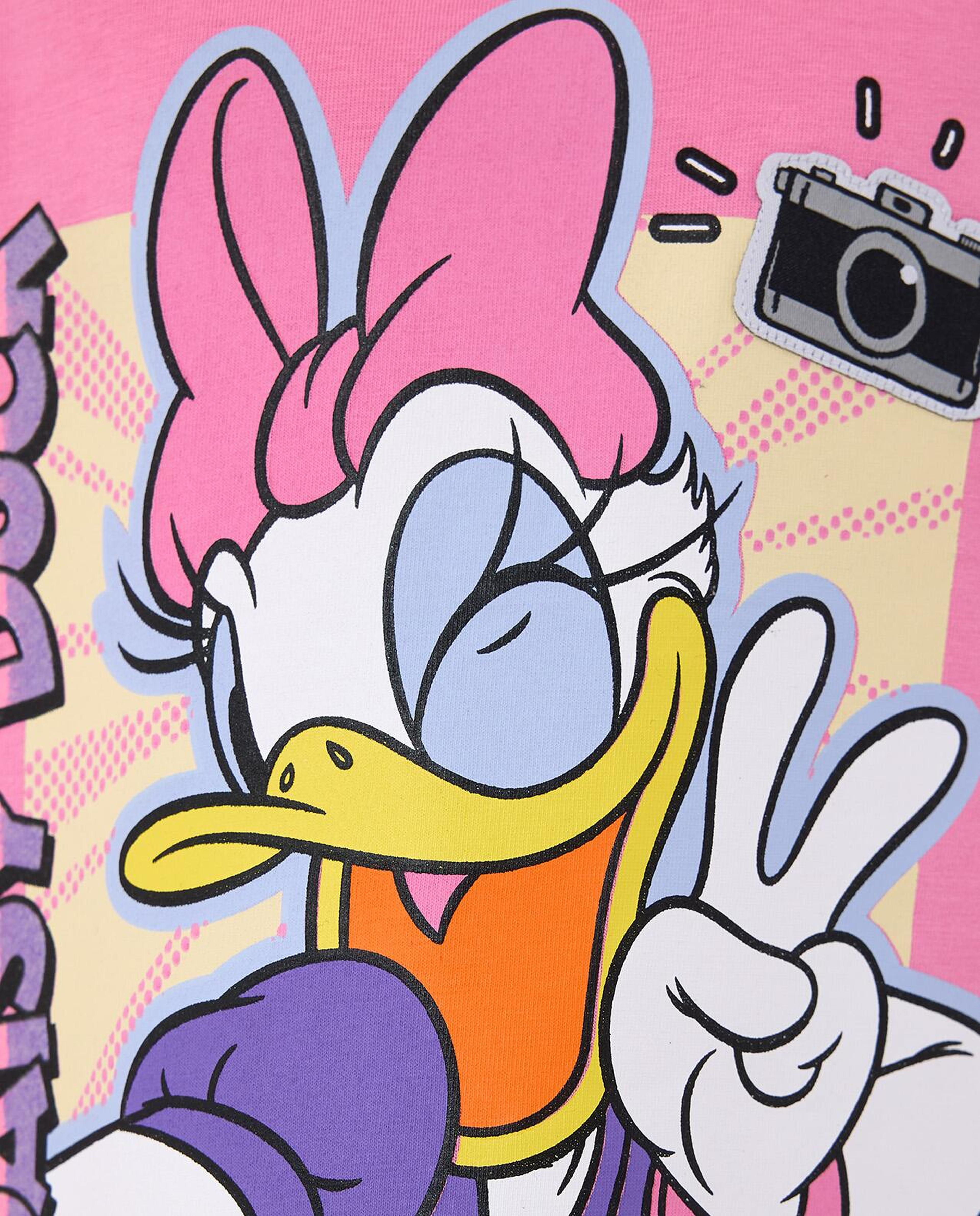 تيشيرت بياقة مستديرة وأكمام قصيرة