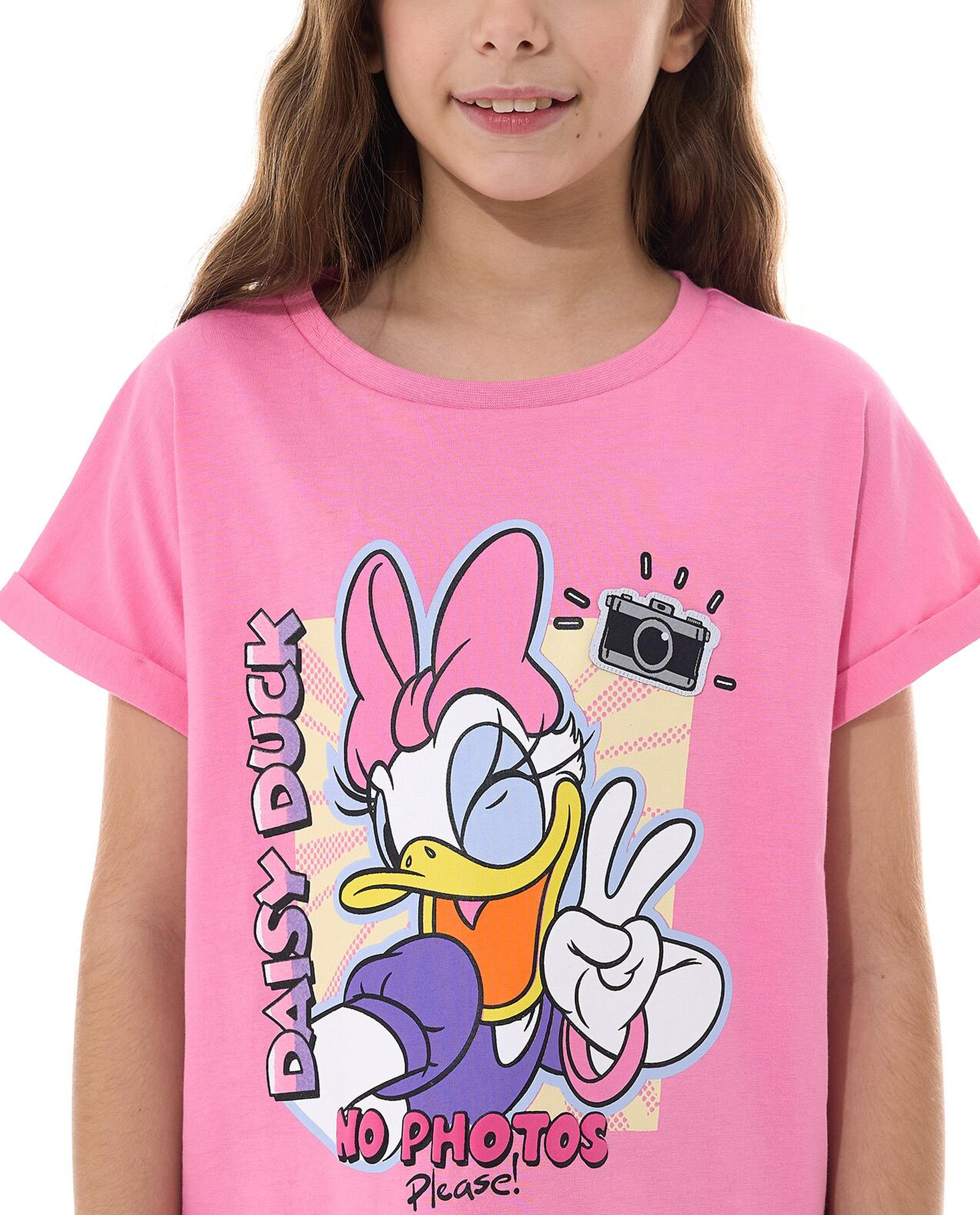 تيشيرت بياقة مستديرة وأكمام قصيرة