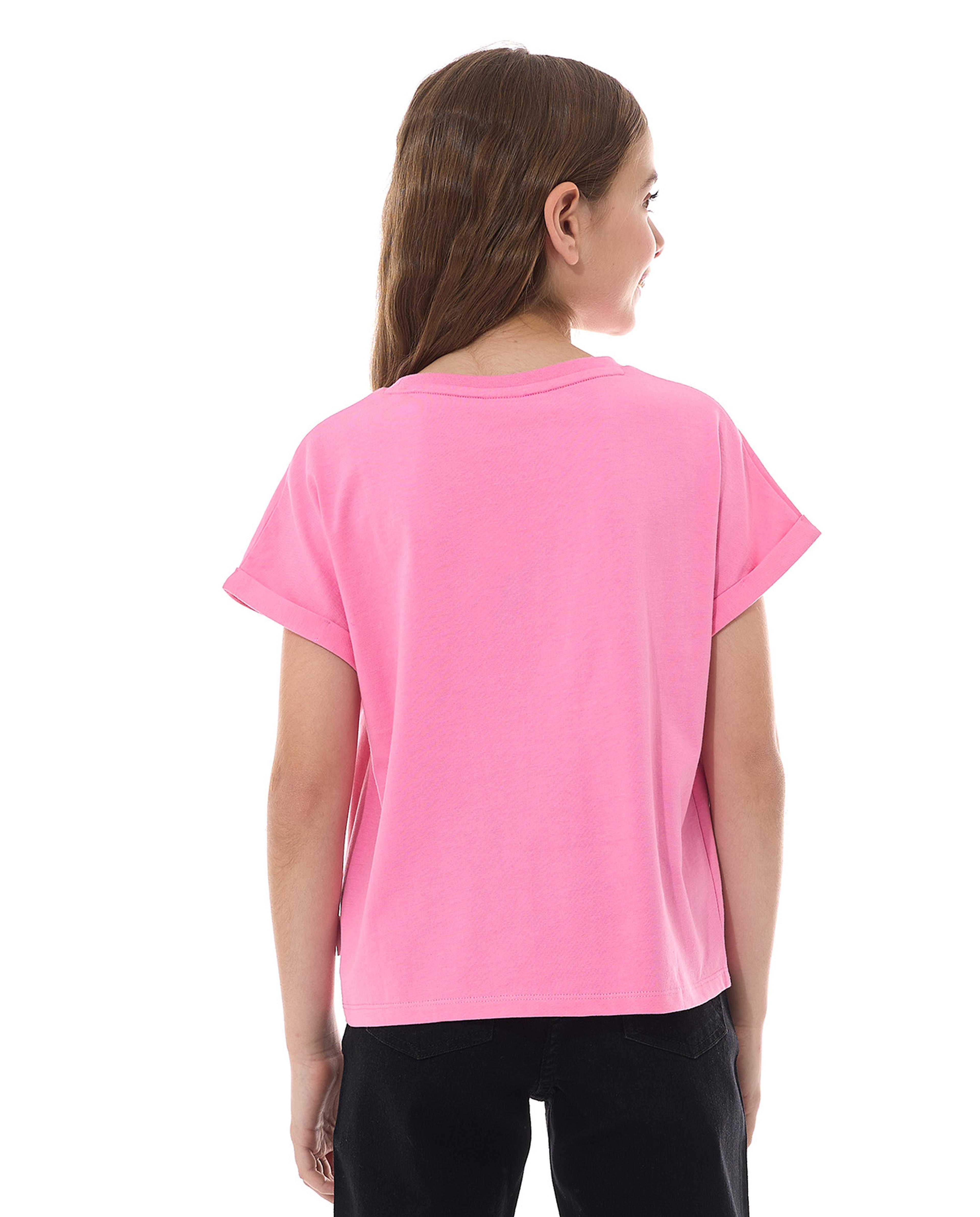 تيشيرت بياقة مستديرة وأكمام قصيرة