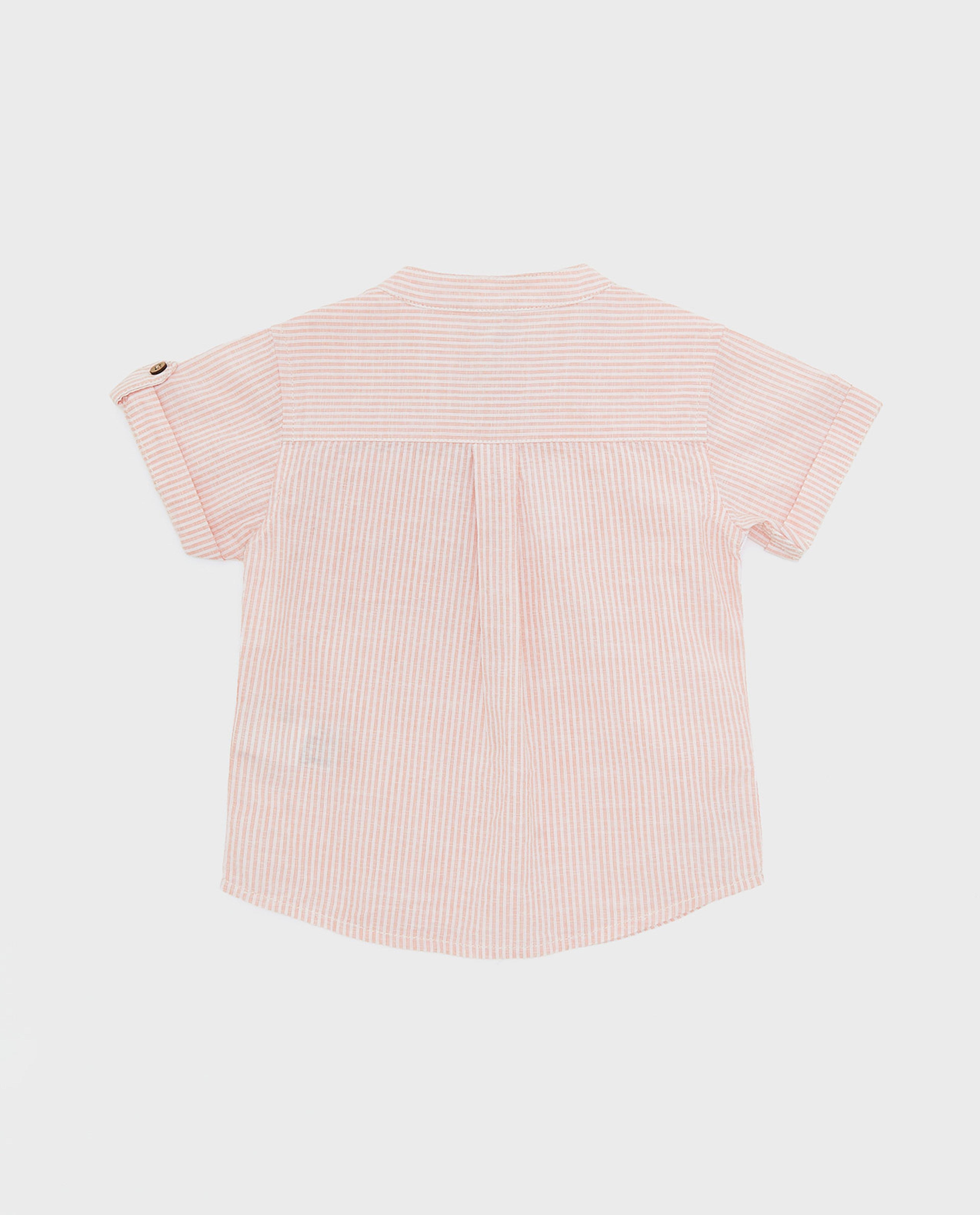 قميص بياقة ماندرين وأكمام قصيرة