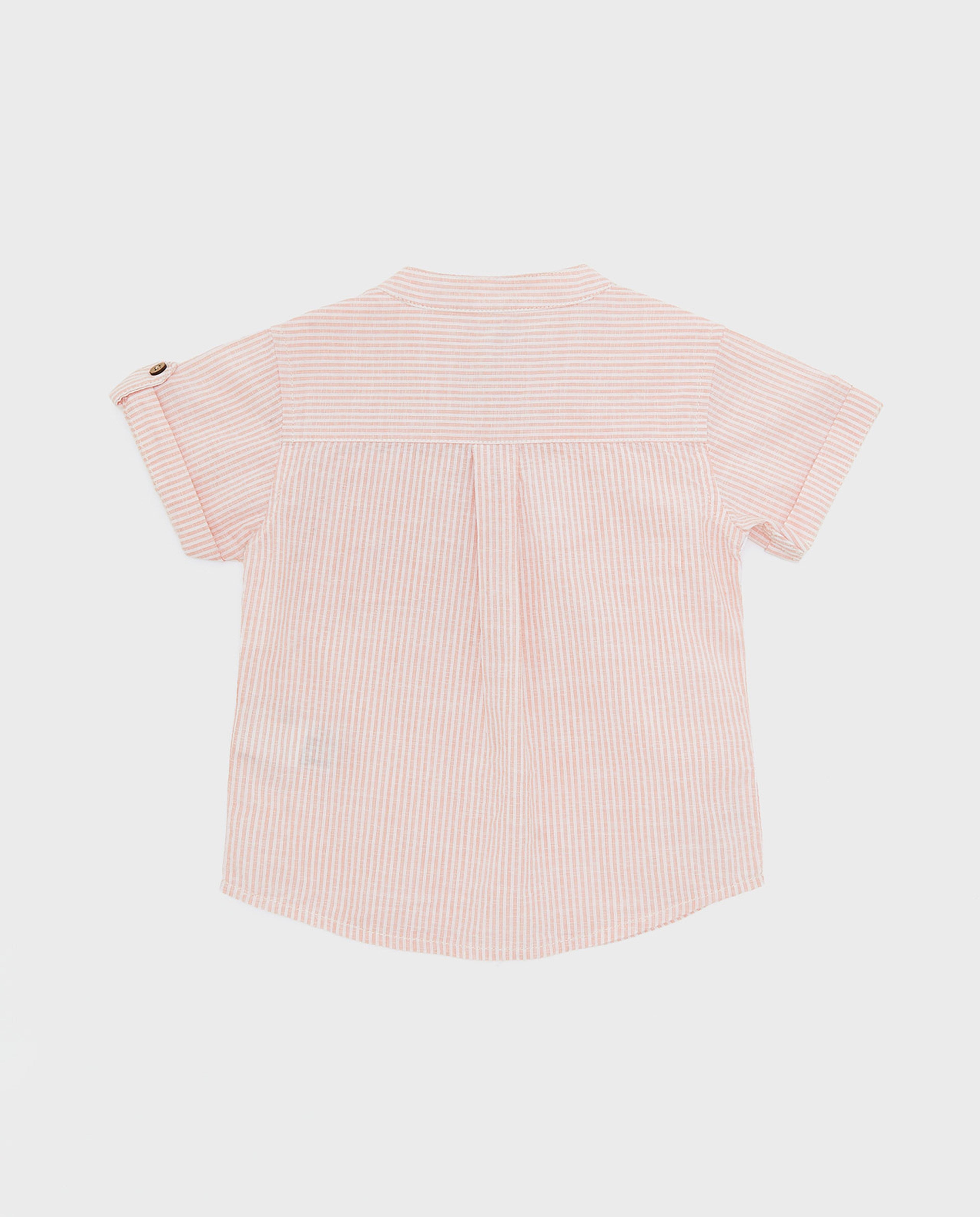 قميص بياقة ماندرين وأكمام قصيرة