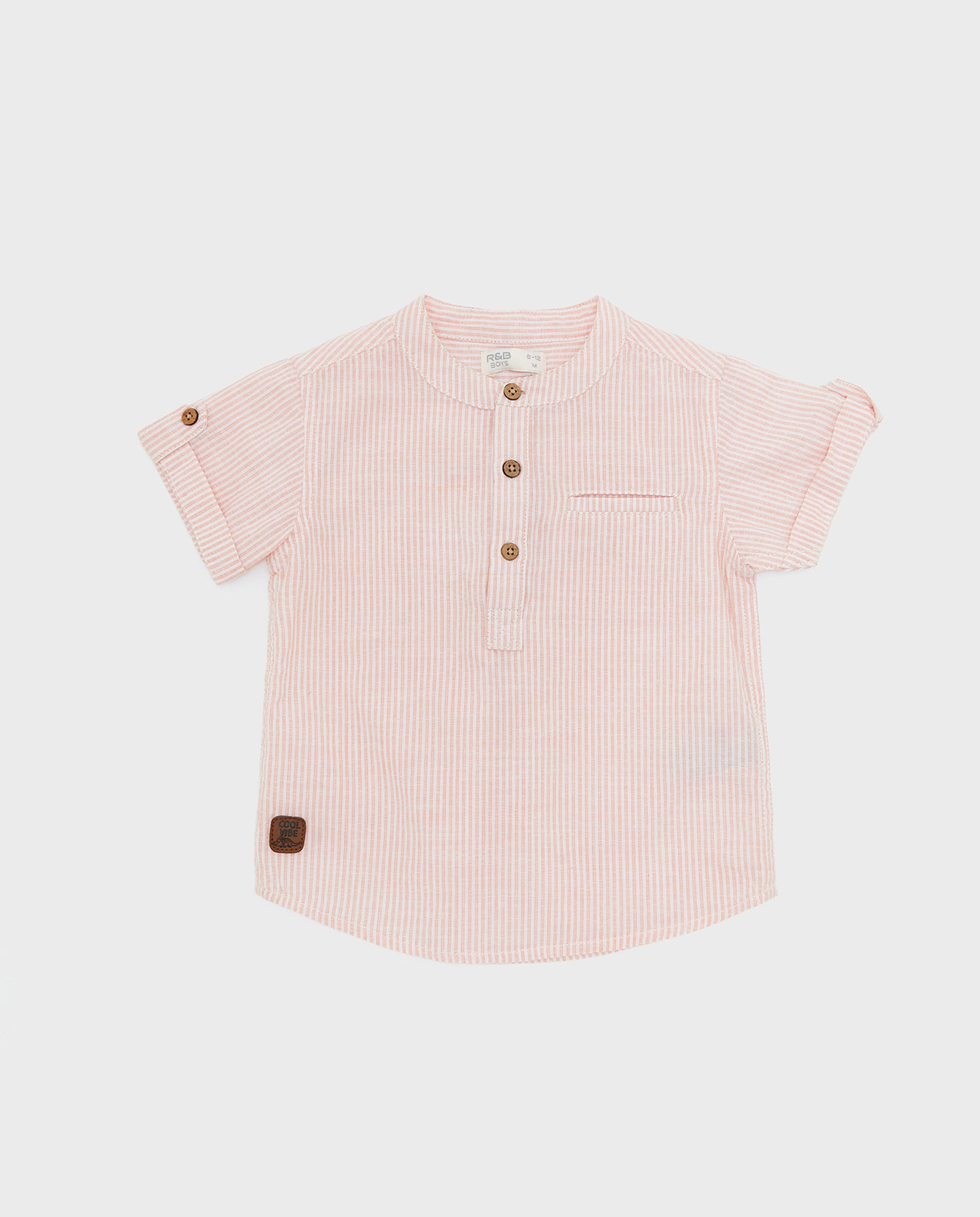 قميص بياقة ماندرين وأكمام قصيرة