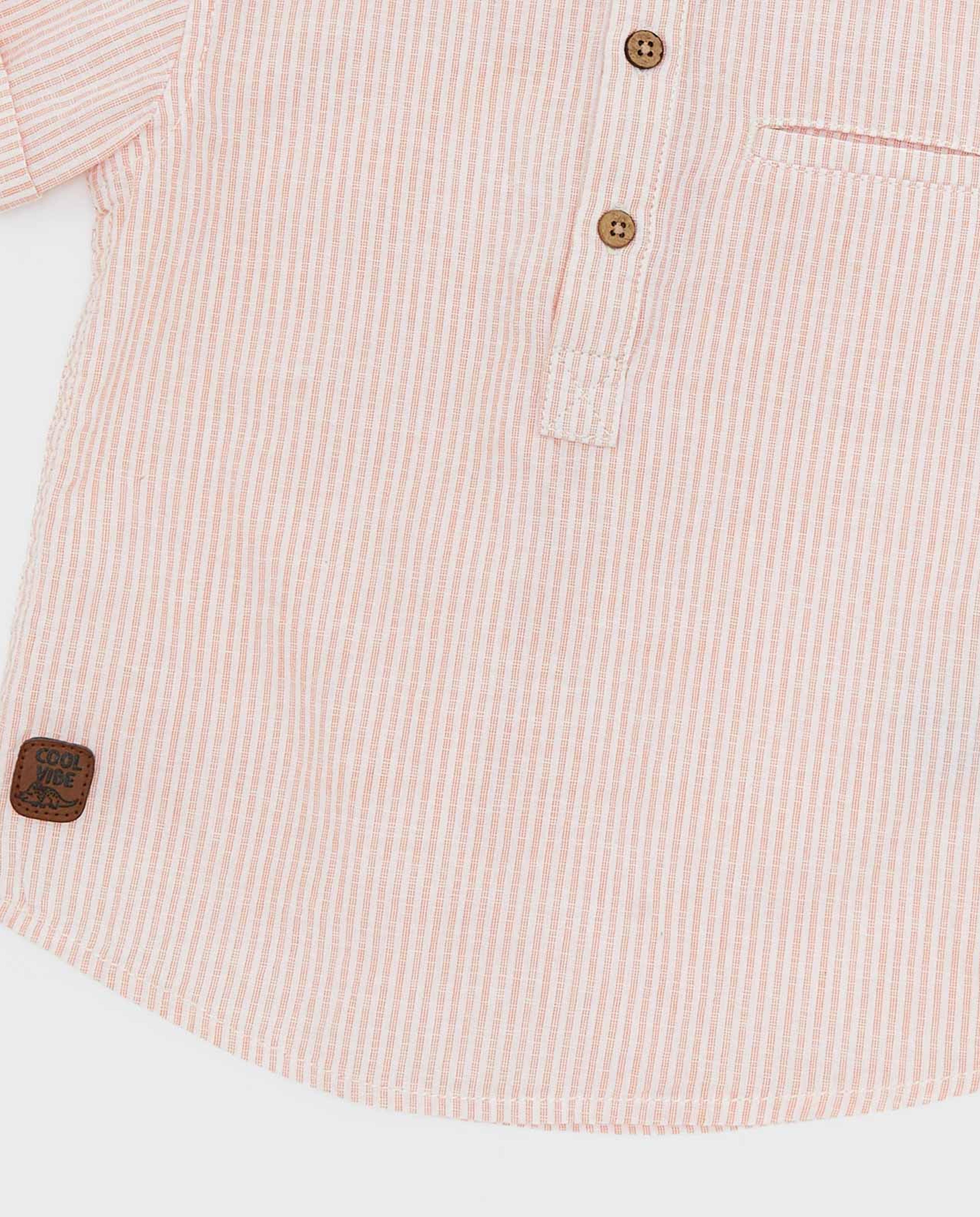 قميص بياقة ماندرين وأكمام قصيرة