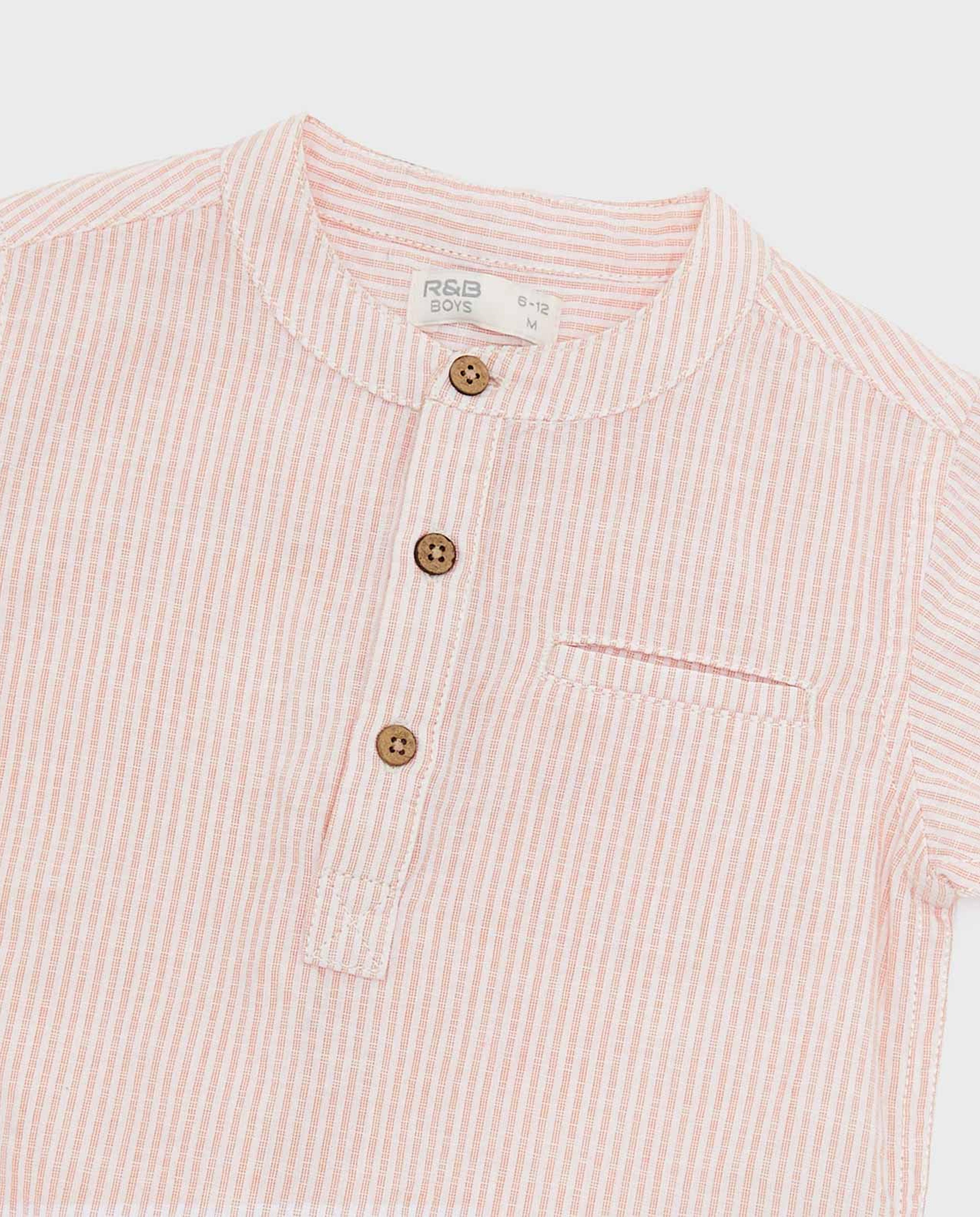 قميص بياقة ماندرين وأكمام قصيرة