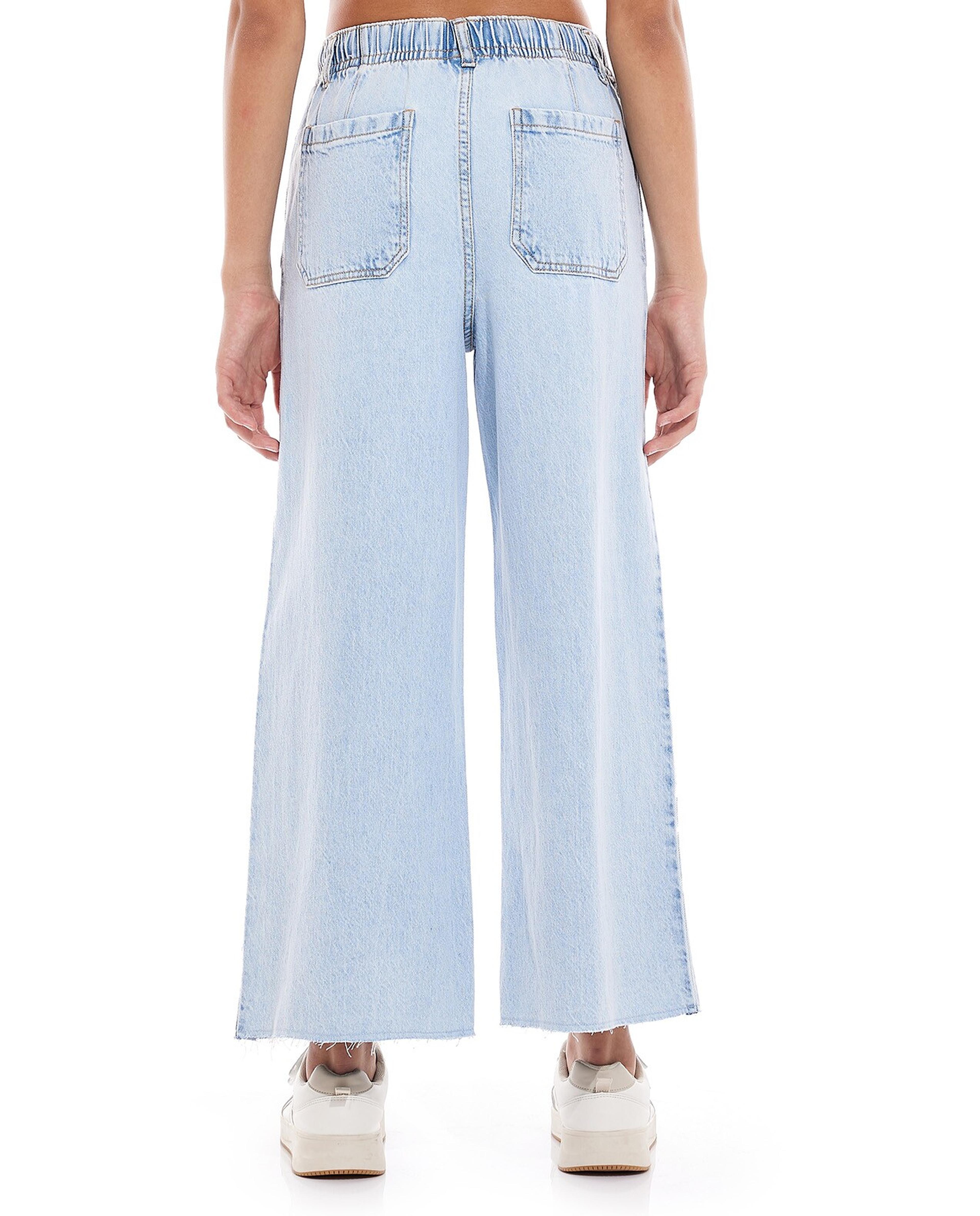 بنطال جينز بأرجل واسعة