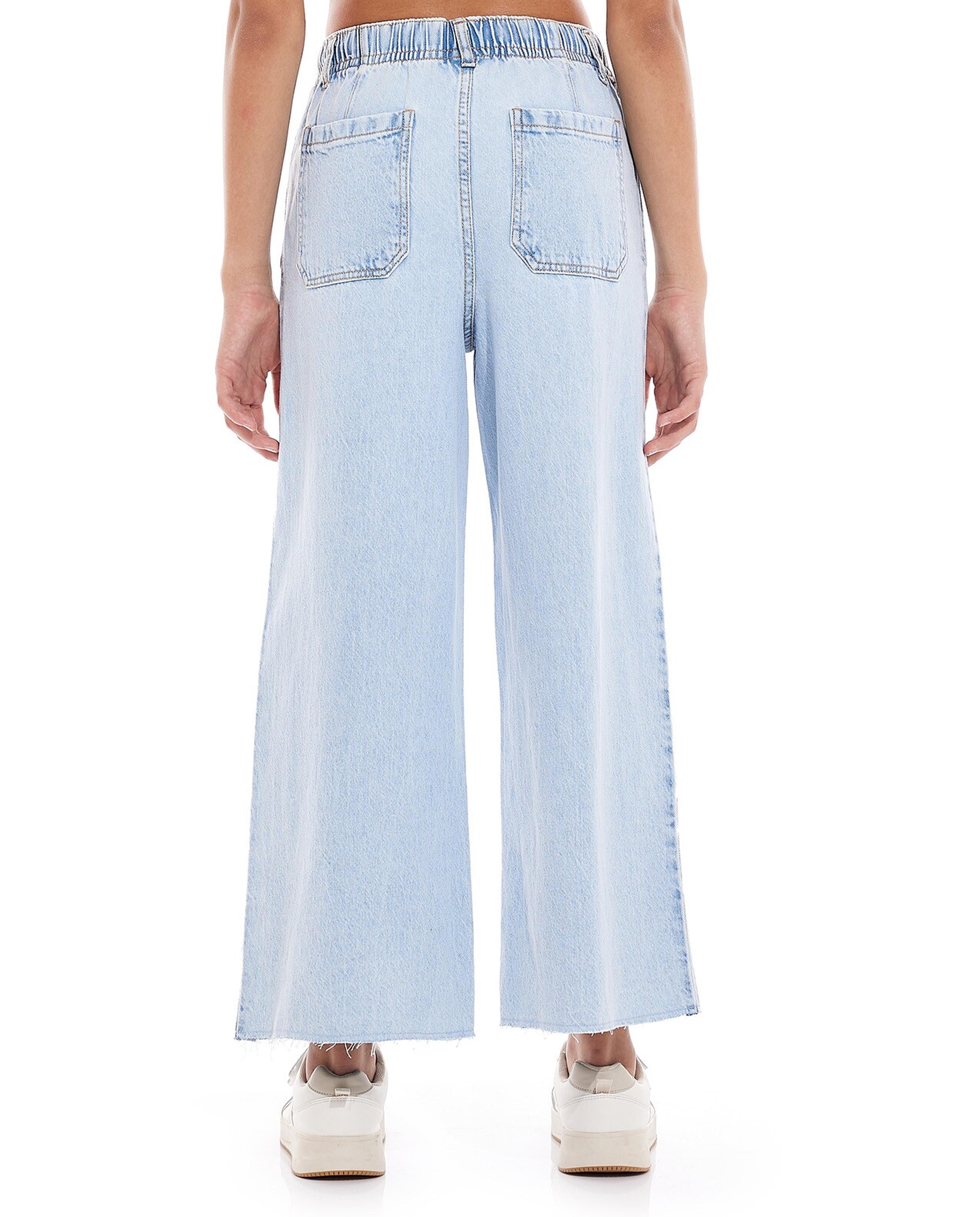 بنطال جينز بأرجل واسعة