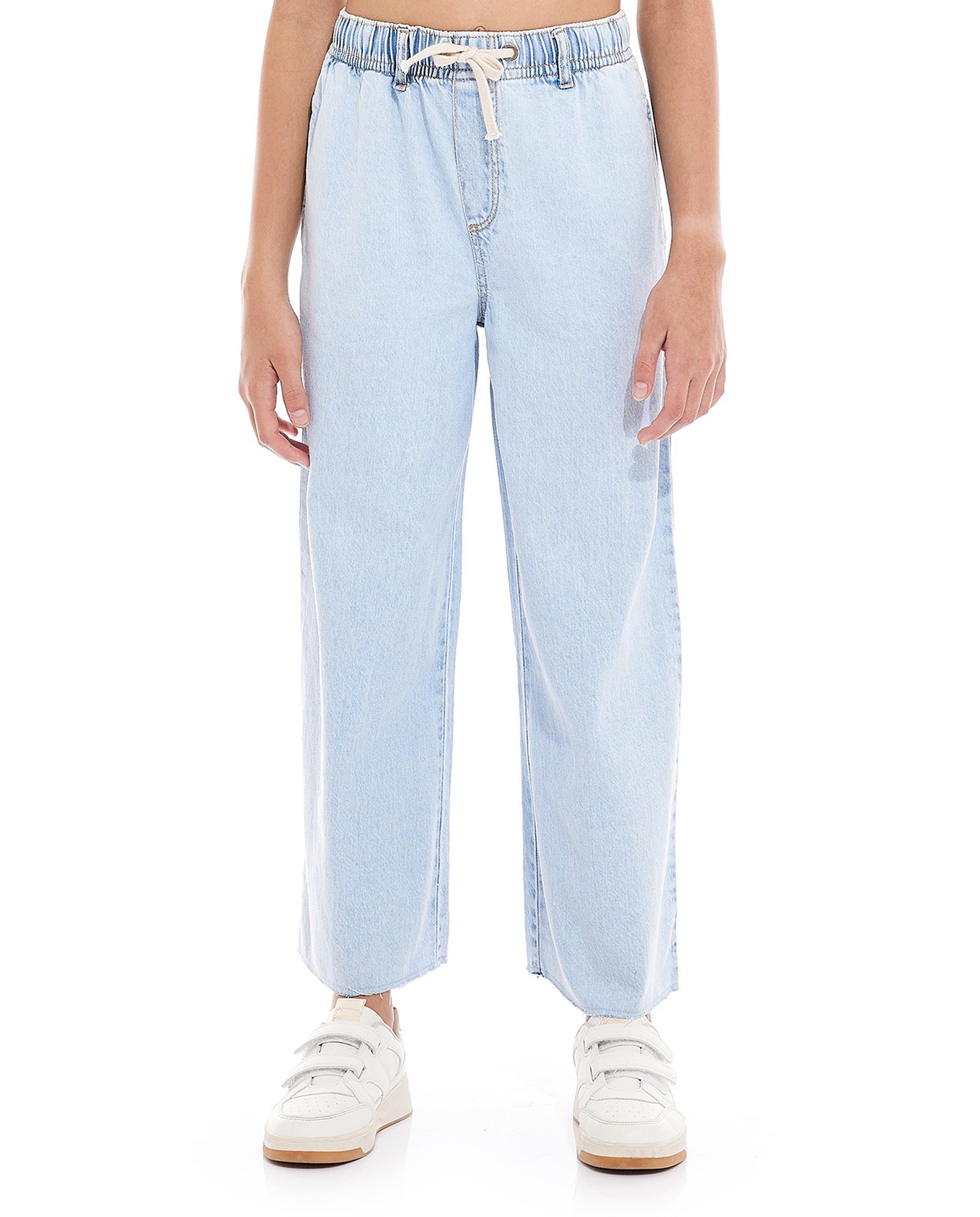 بنطال جينز بأرجل واسعة