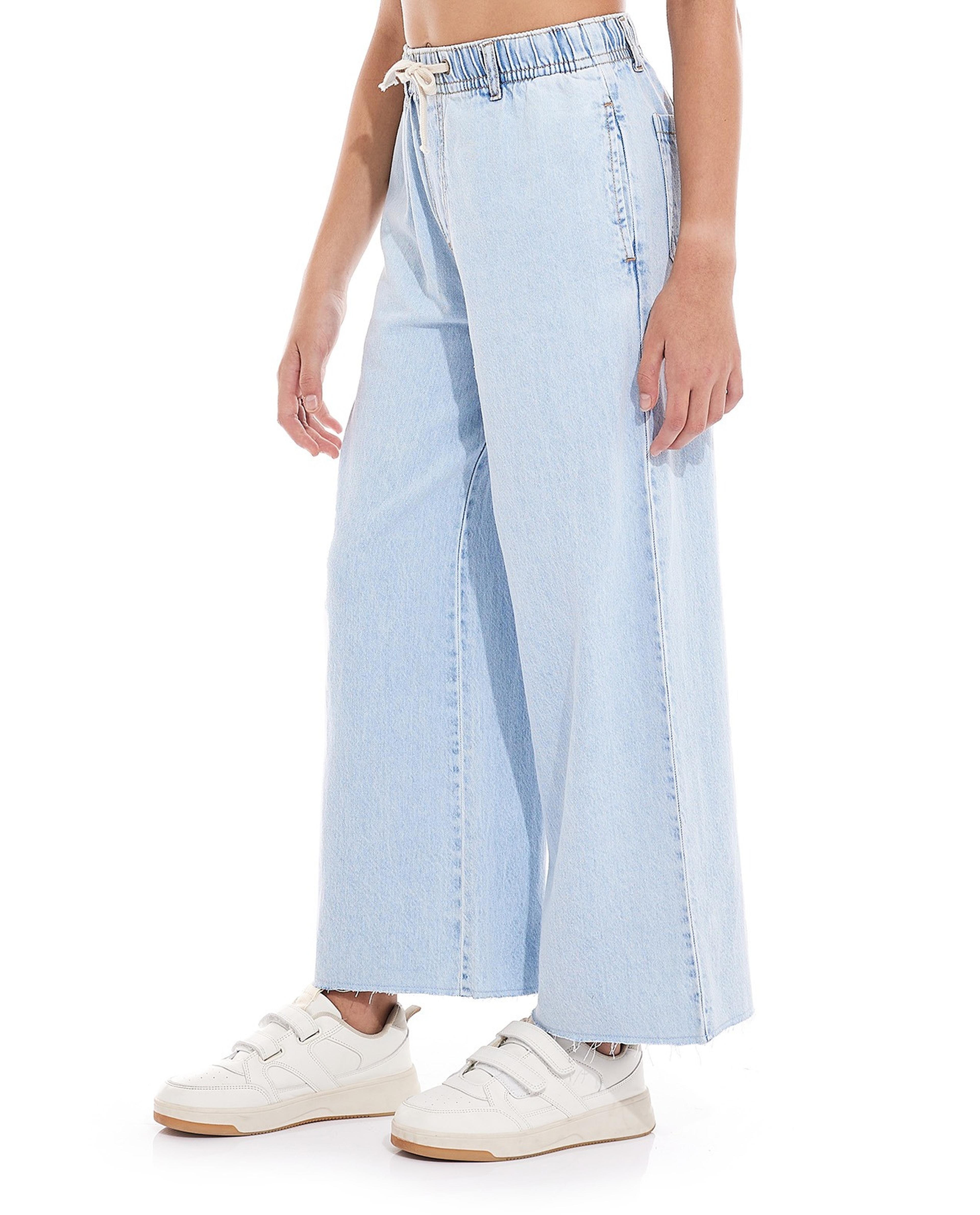 بنطال جينز بأرجل واسعة