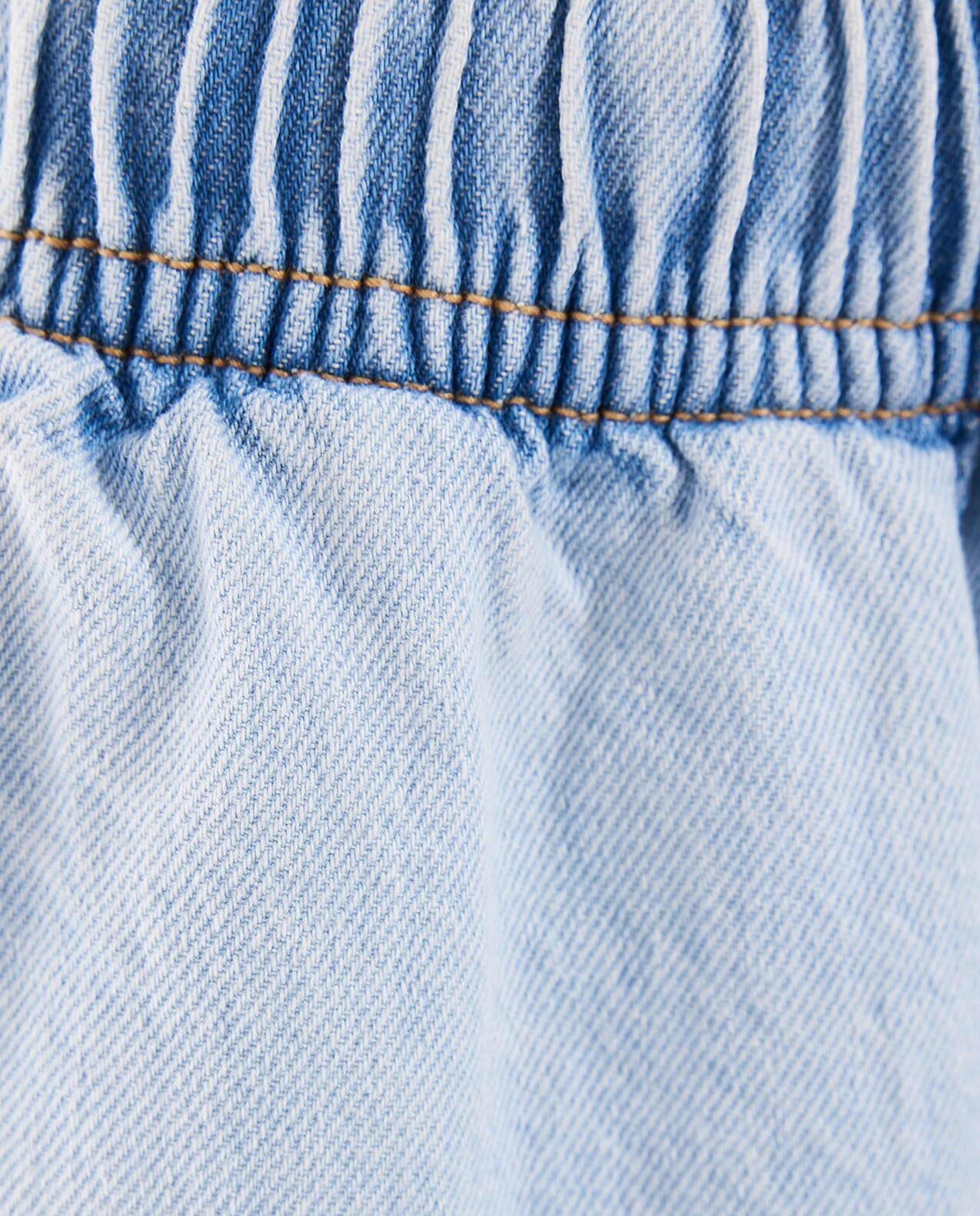 بنطال جينز بأرجل واسعة