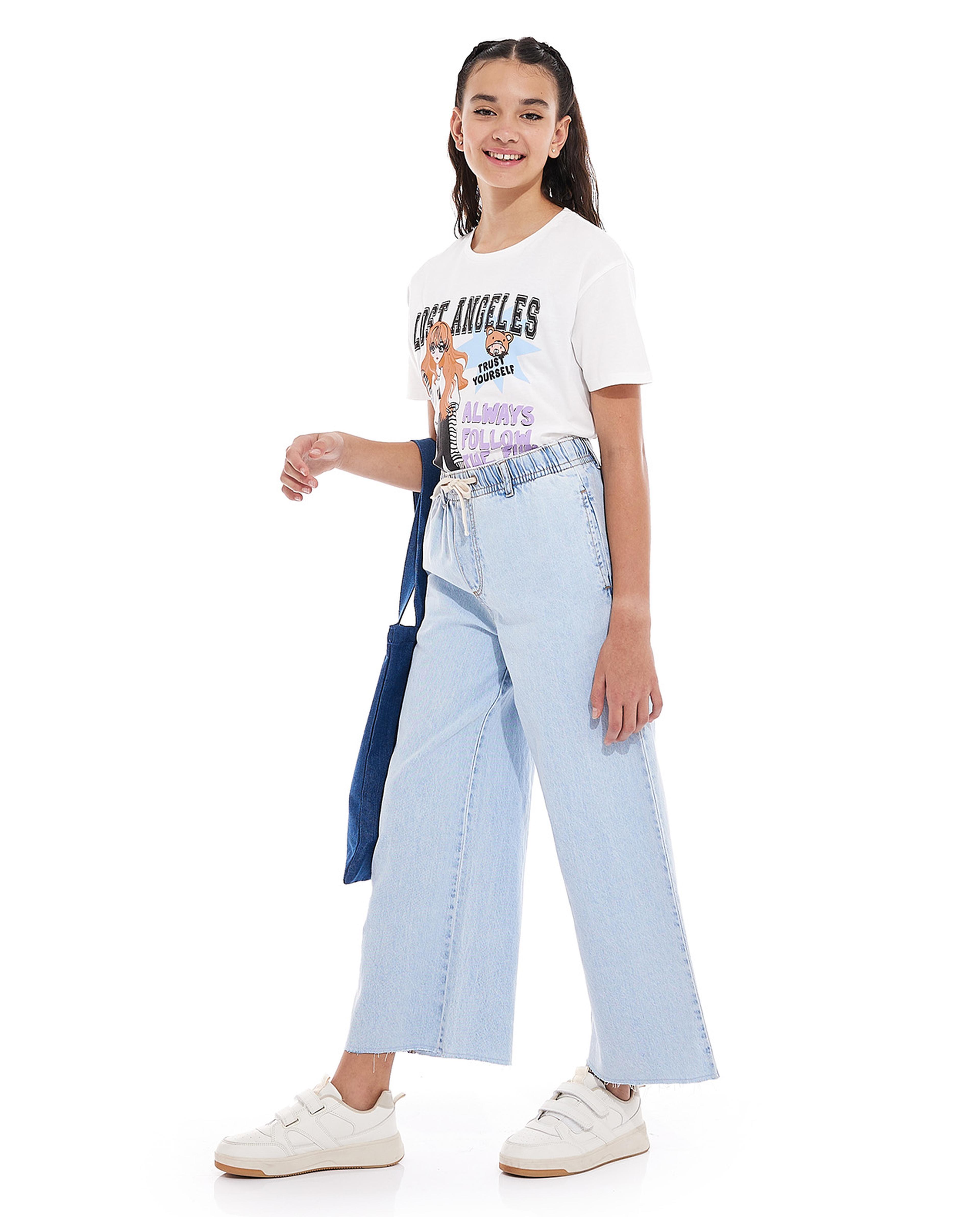 بنطال جينز بأرجل واسعة