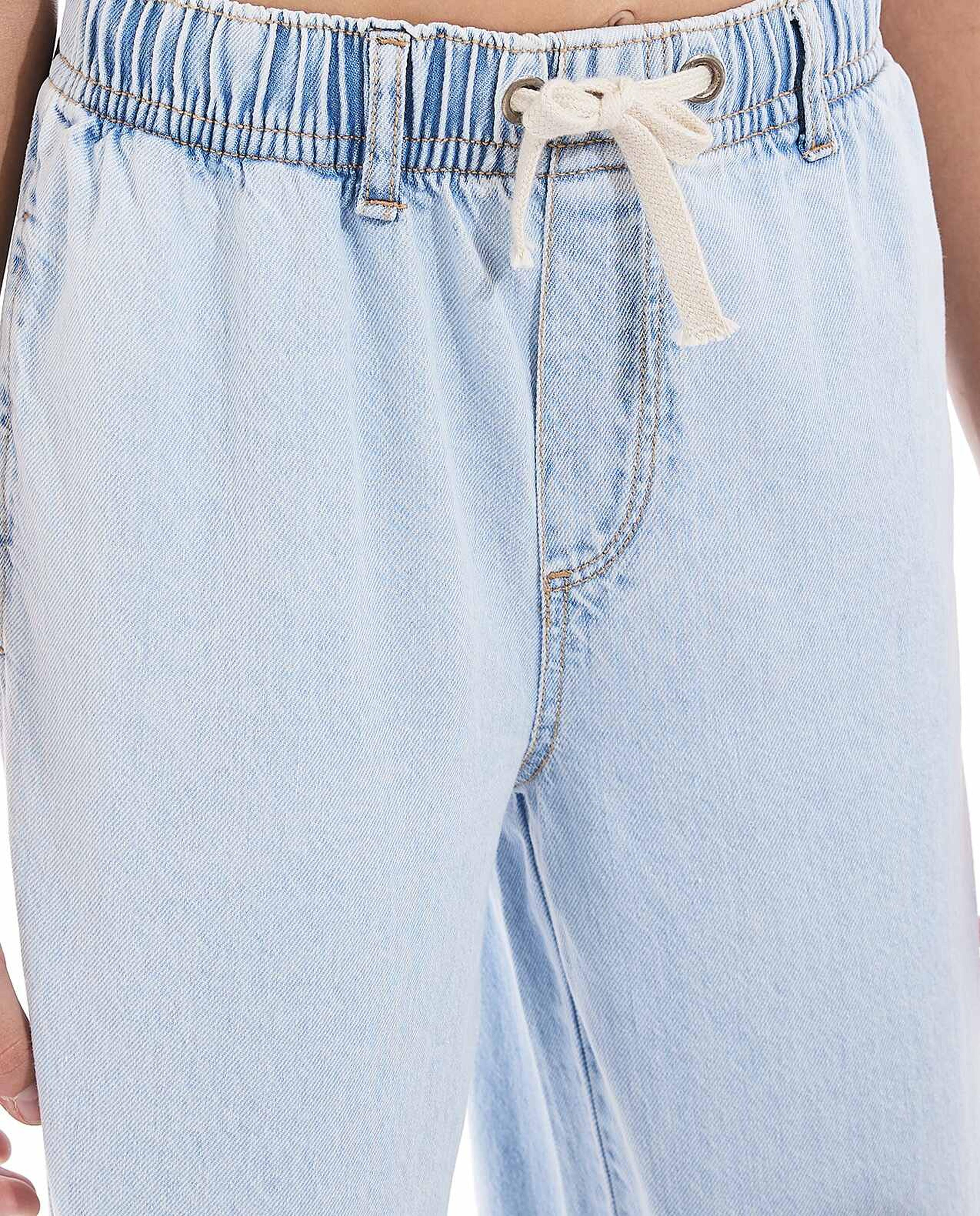 بنطال جينز بأرجل واسعة