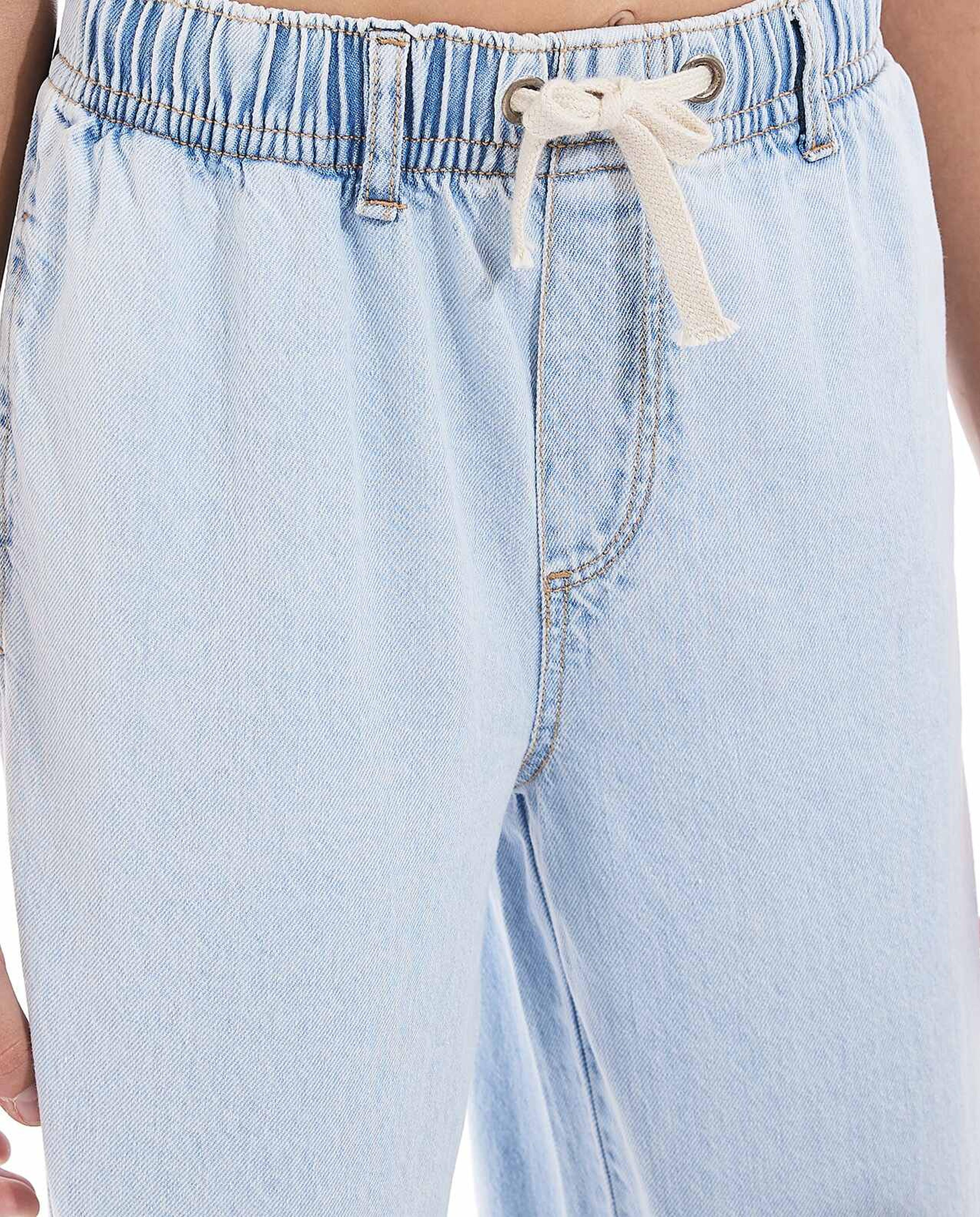 بنطال جينز بأرجل واسعة