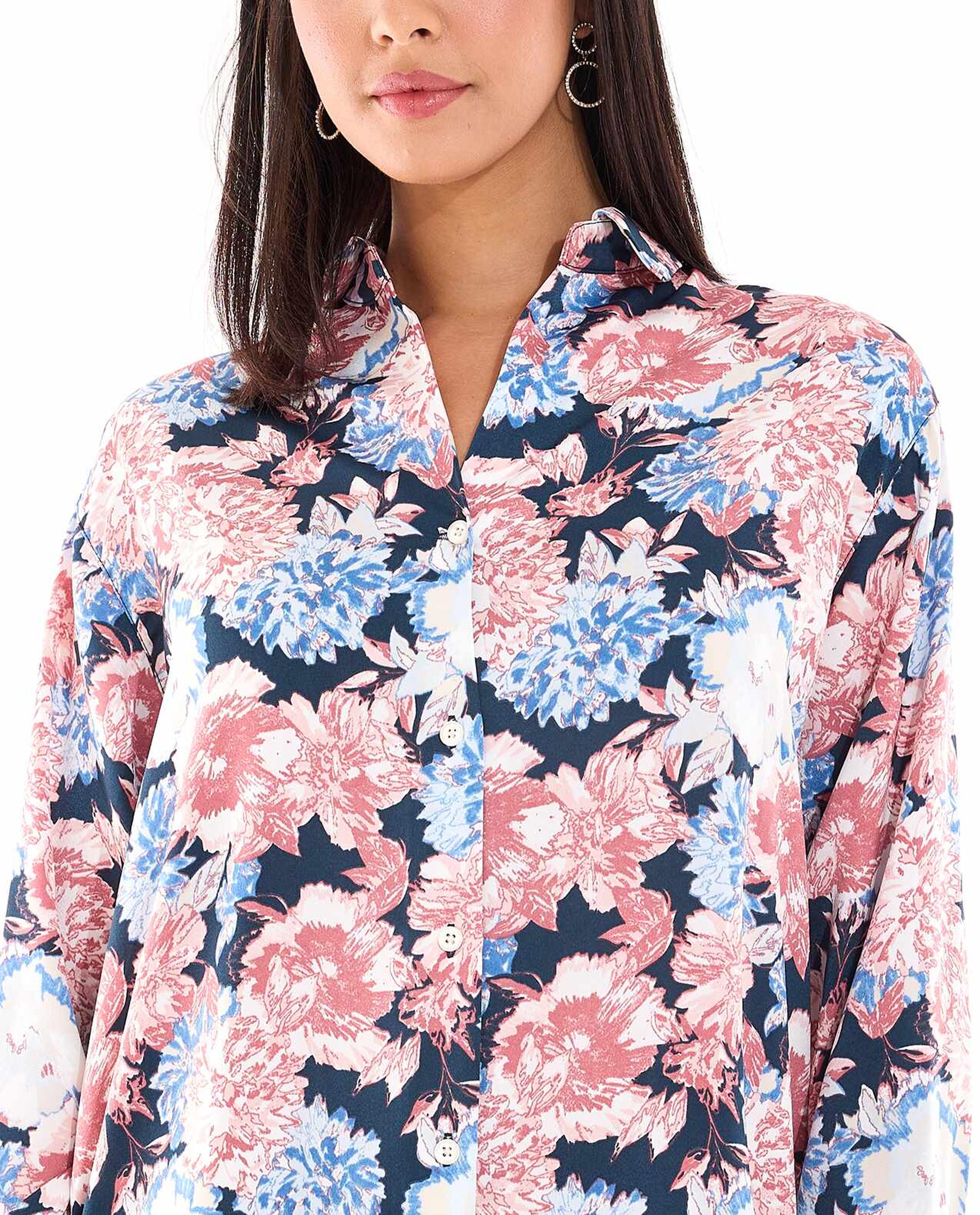 قميص بطبعة الأزهار وأكمام طويلة