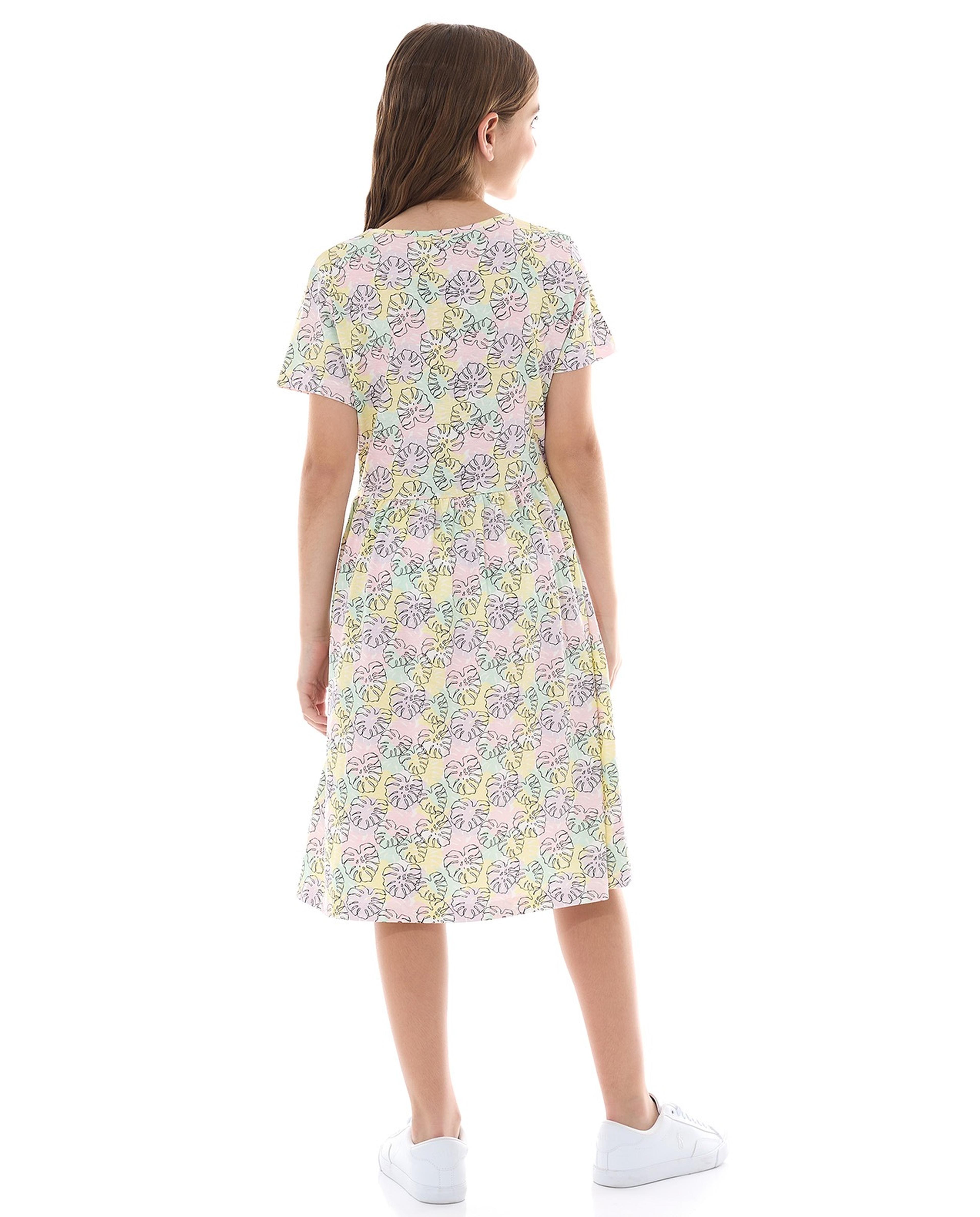 فستان فلير بطبعة الأزهار وأكمام قصيرة وياقة مستديرة