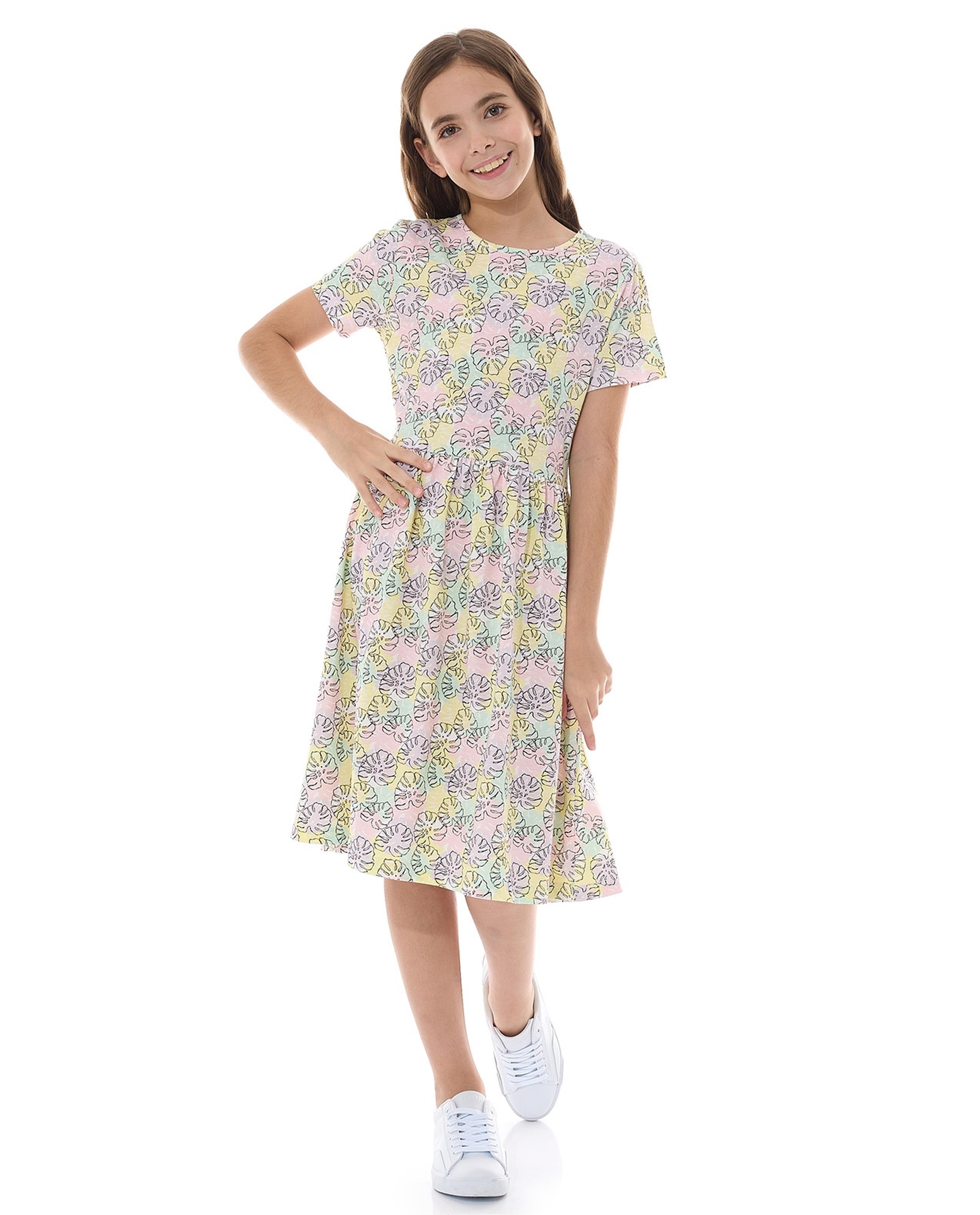 فستان فلير بطبعة الأزهار وأكمام قصيرة وياقة مستديرة