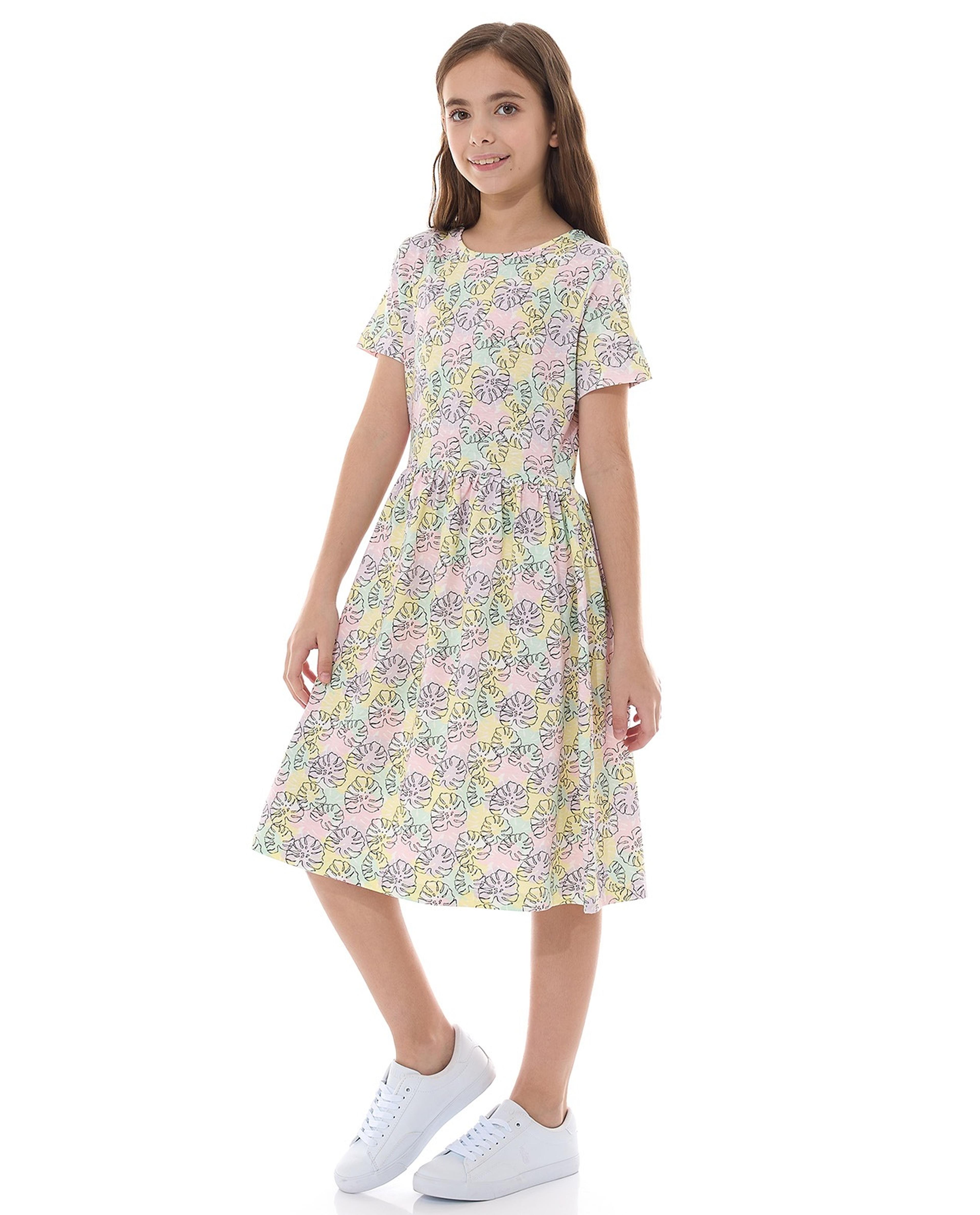 فستان فلير بطبعة الأزهار وأكمام قصيرة وياقة مستديرة