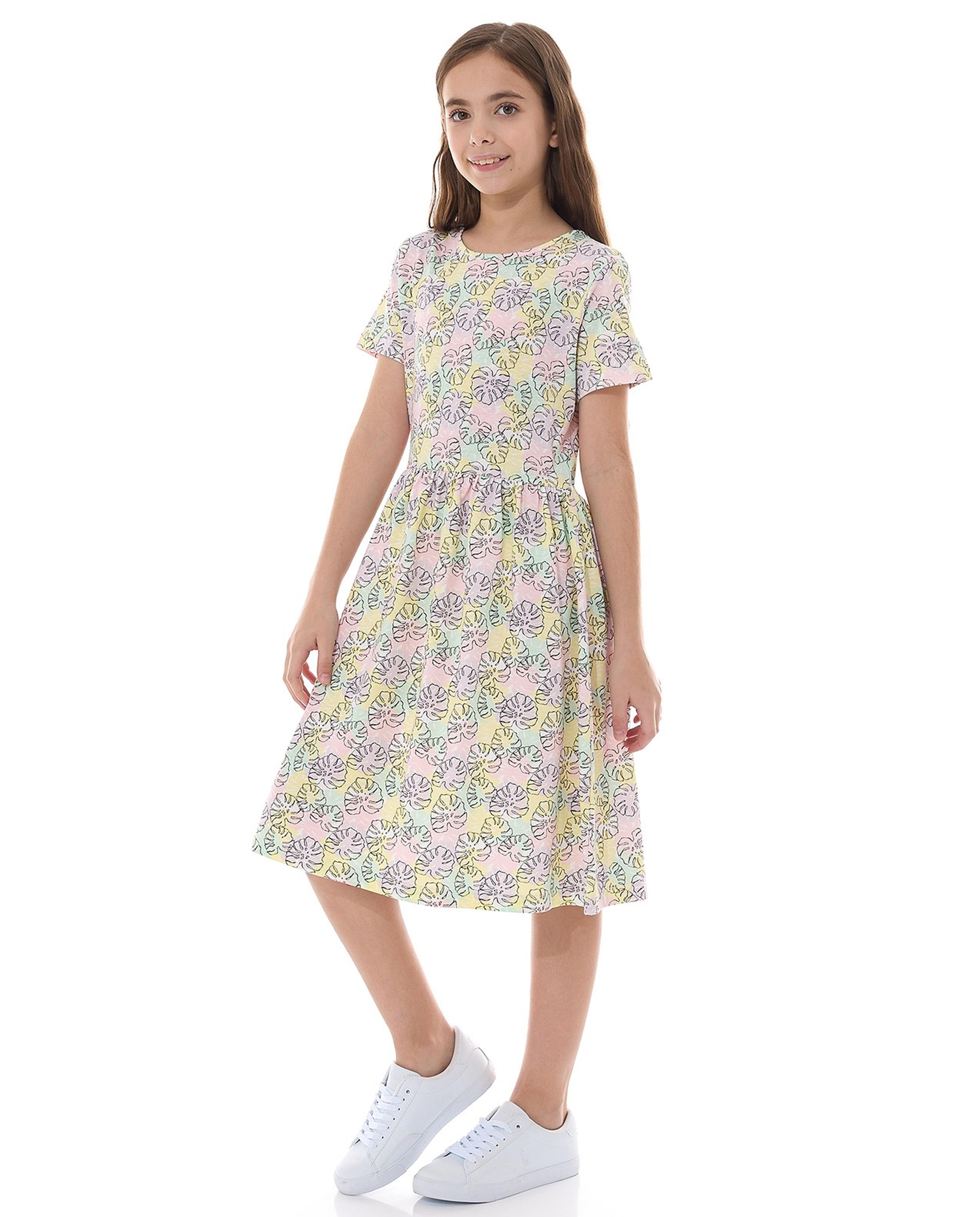 فستان فلير بطبعة الأزهار وأكمام قصيرة وياقة مستديرة