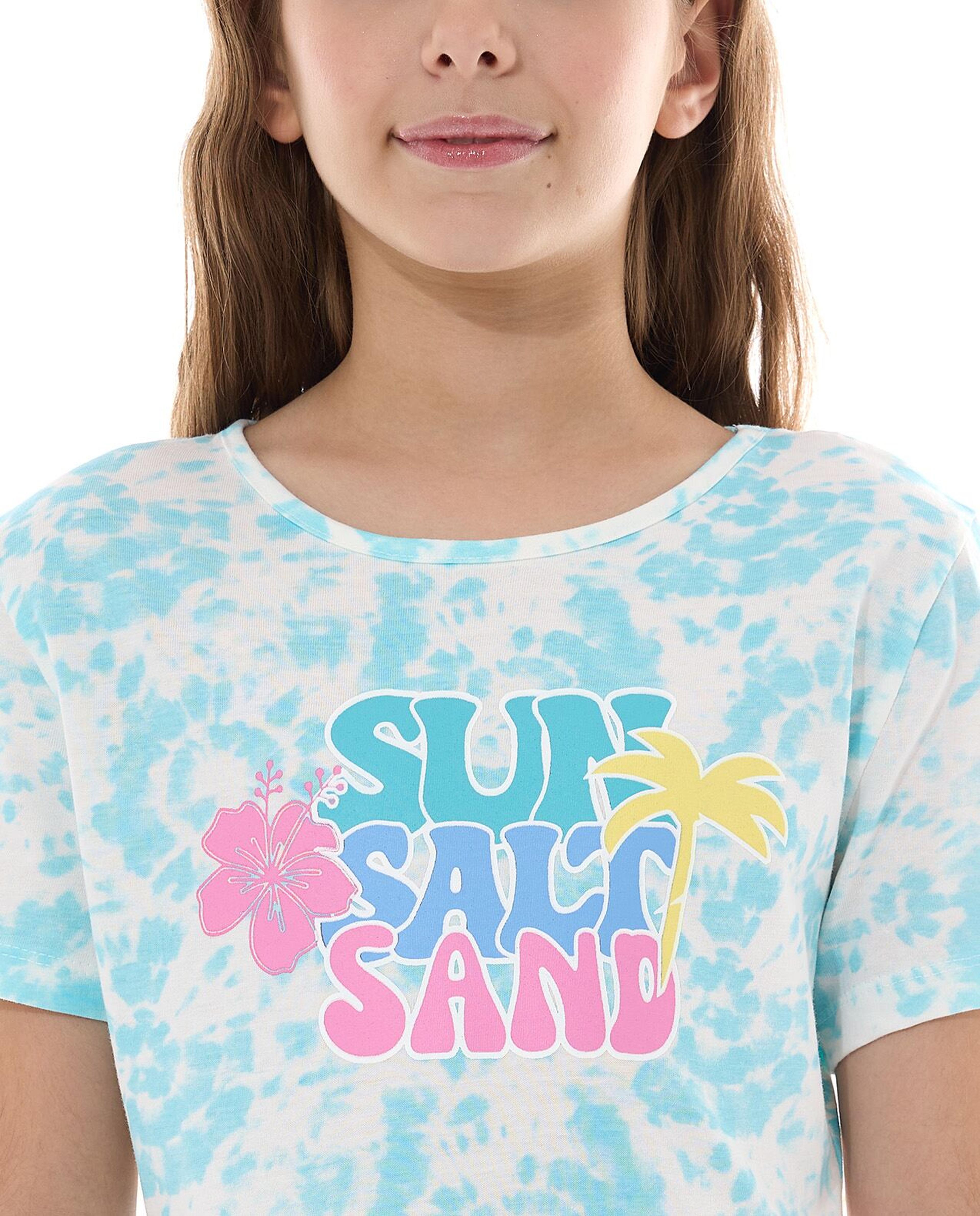 فستان بياقة مستديرة وأكمام قصيرة