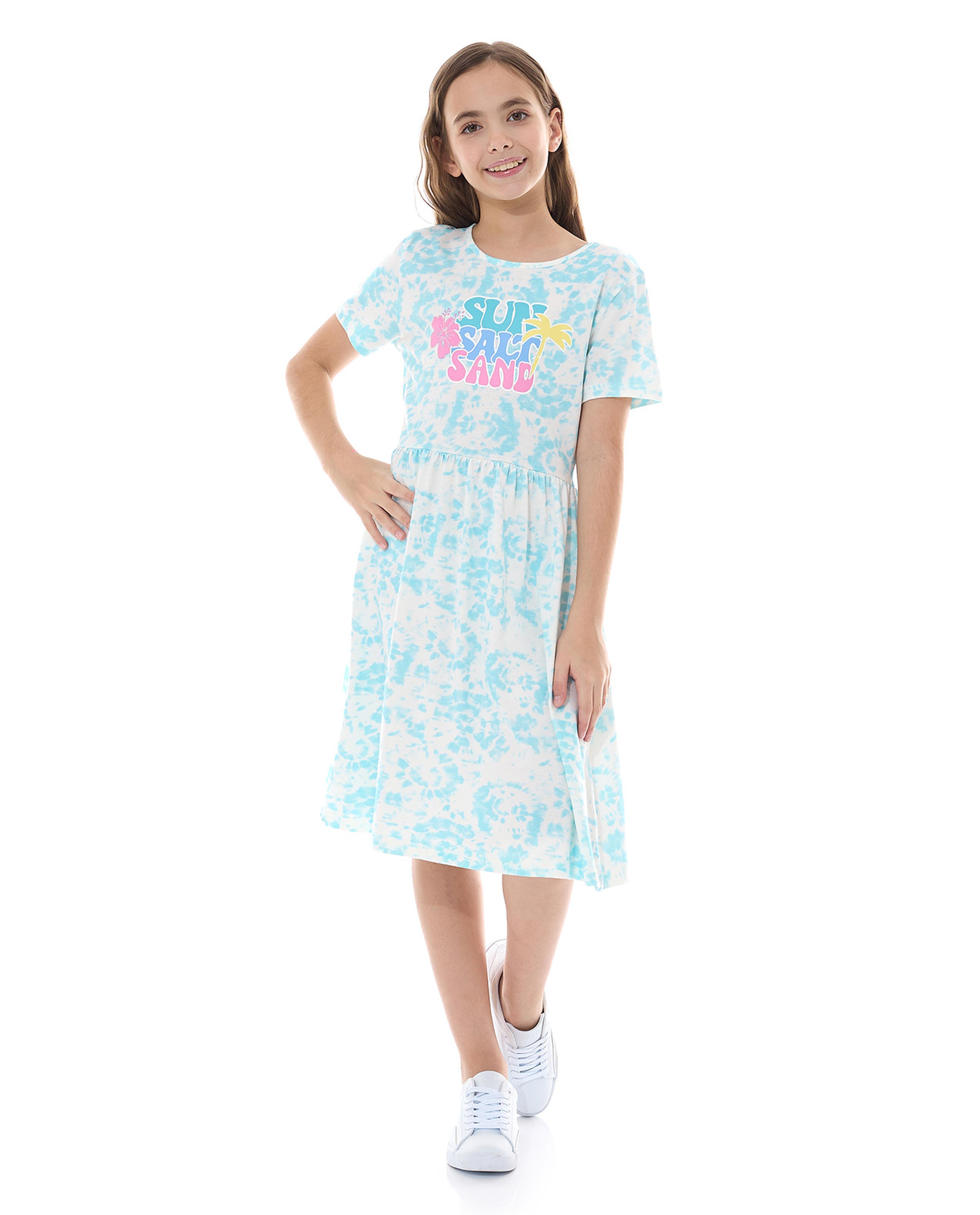 فستان بياقة مستديرة وأكمام قصيرة