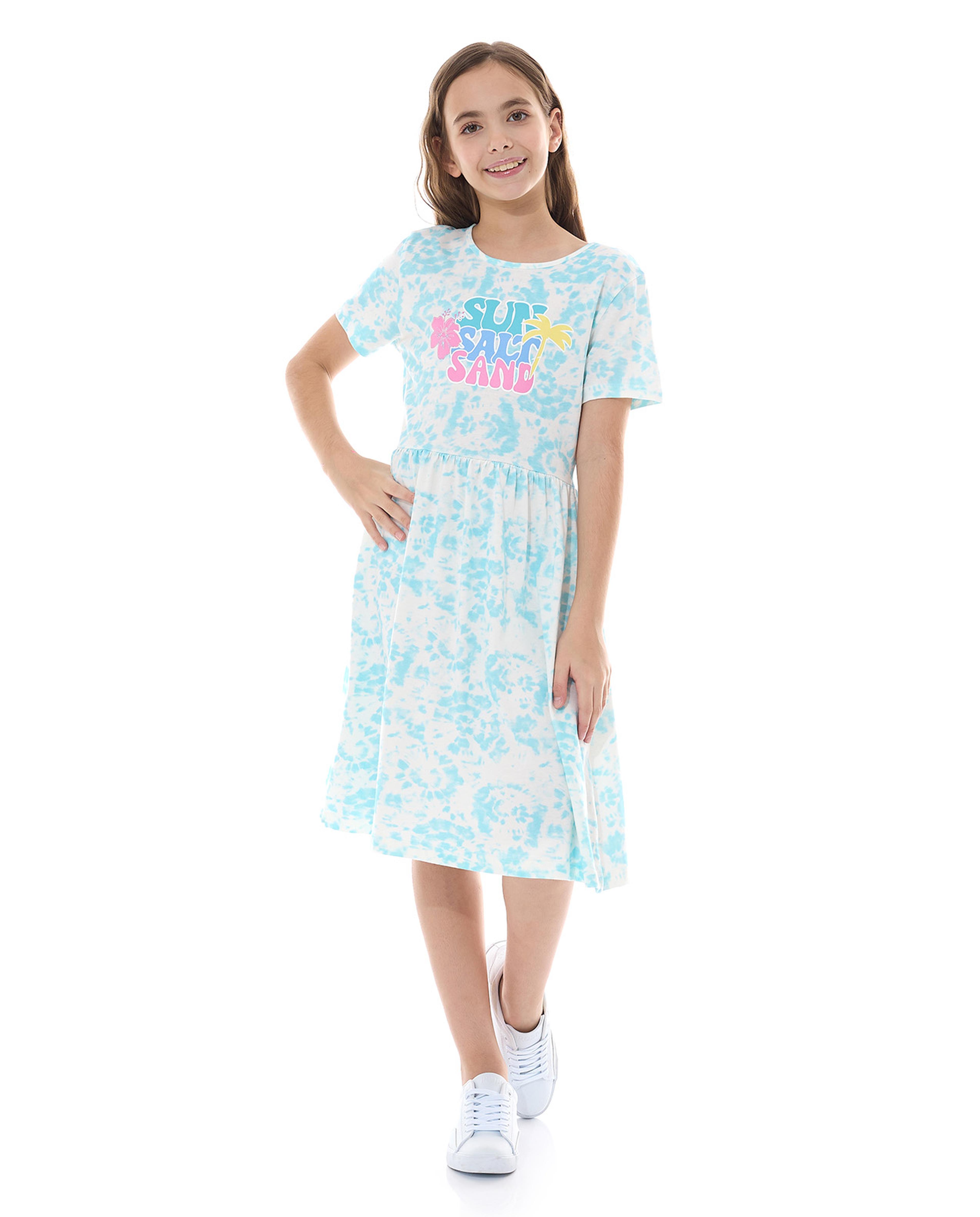 فستان بياقة مستديرة وأكمام قصيرة