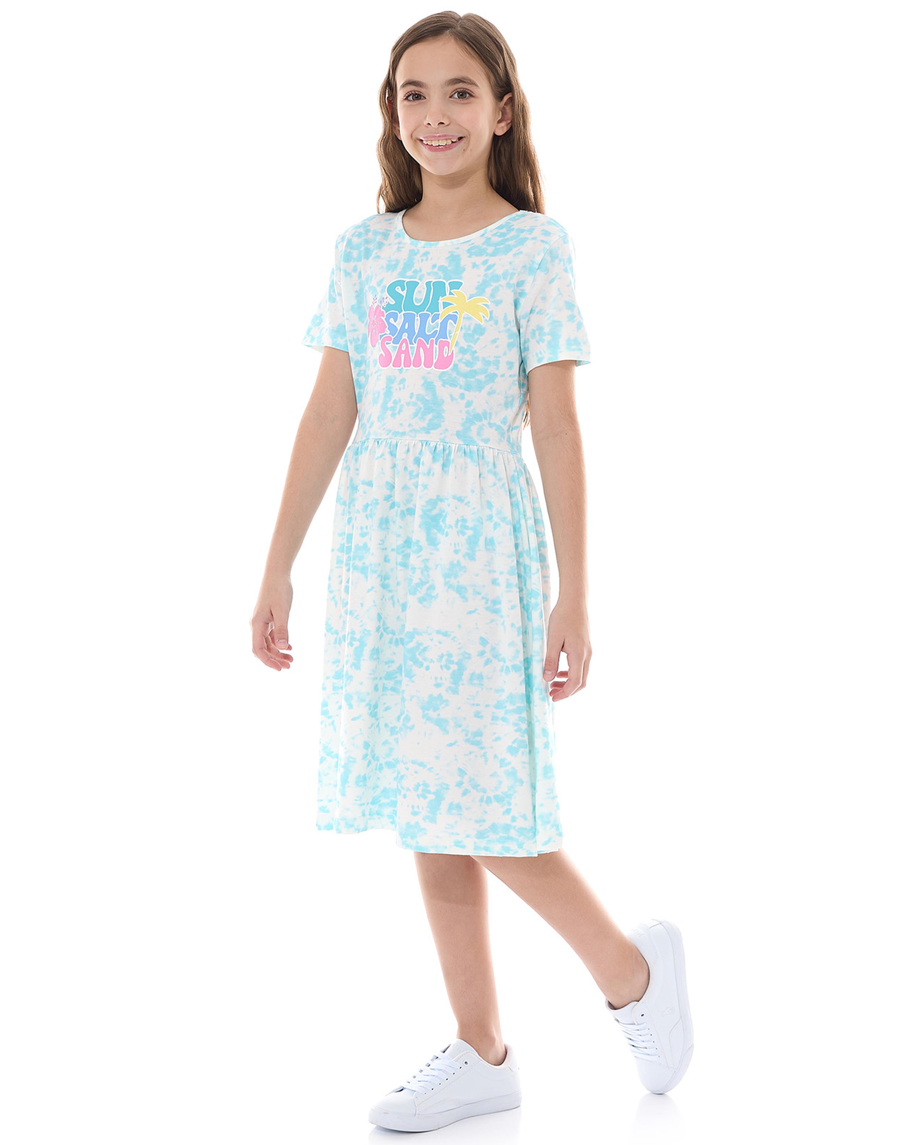 فستان بياقة مستديرة وأكمام قصيرة