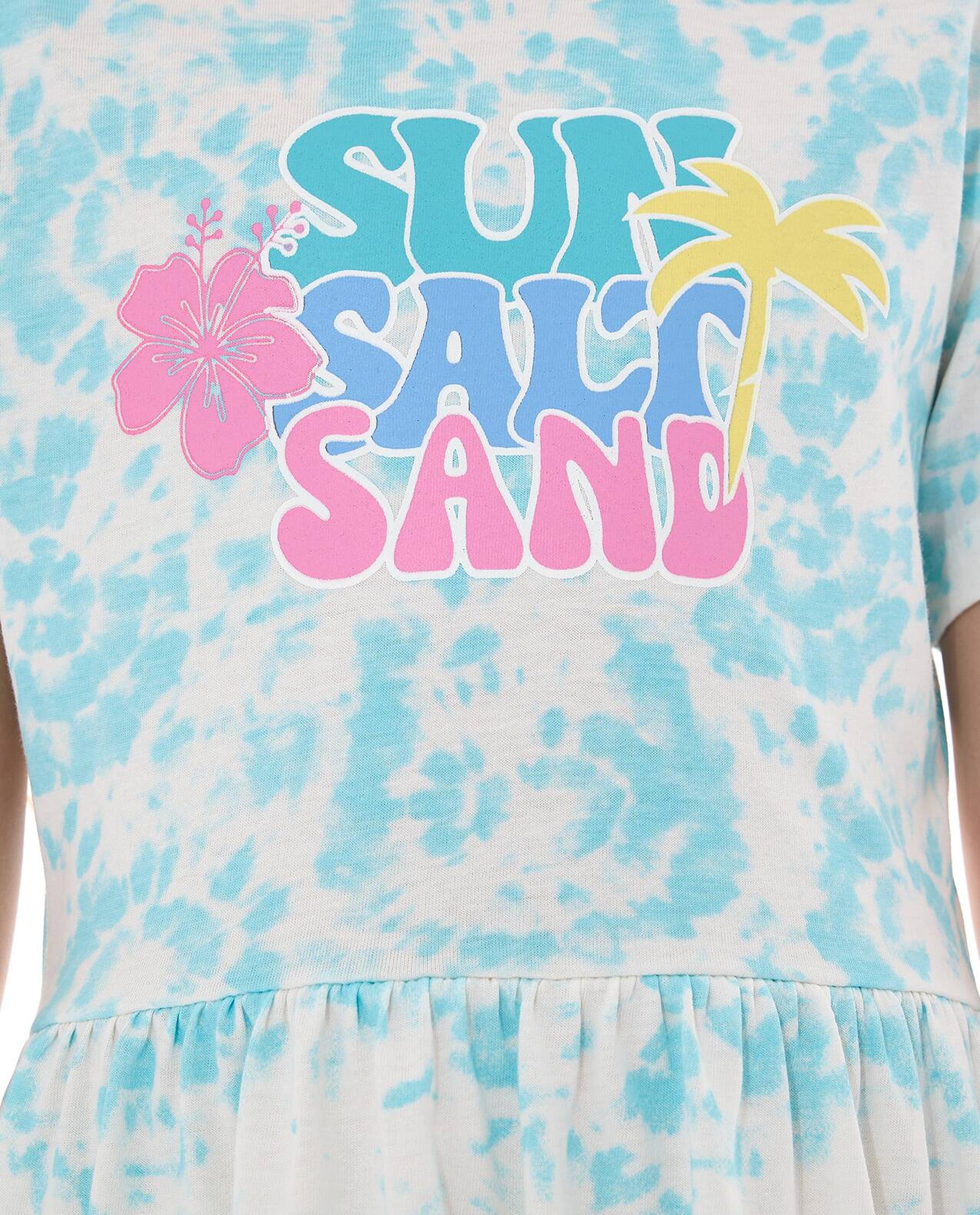 فستان بياقة مستديرة وأكمام قصيرة