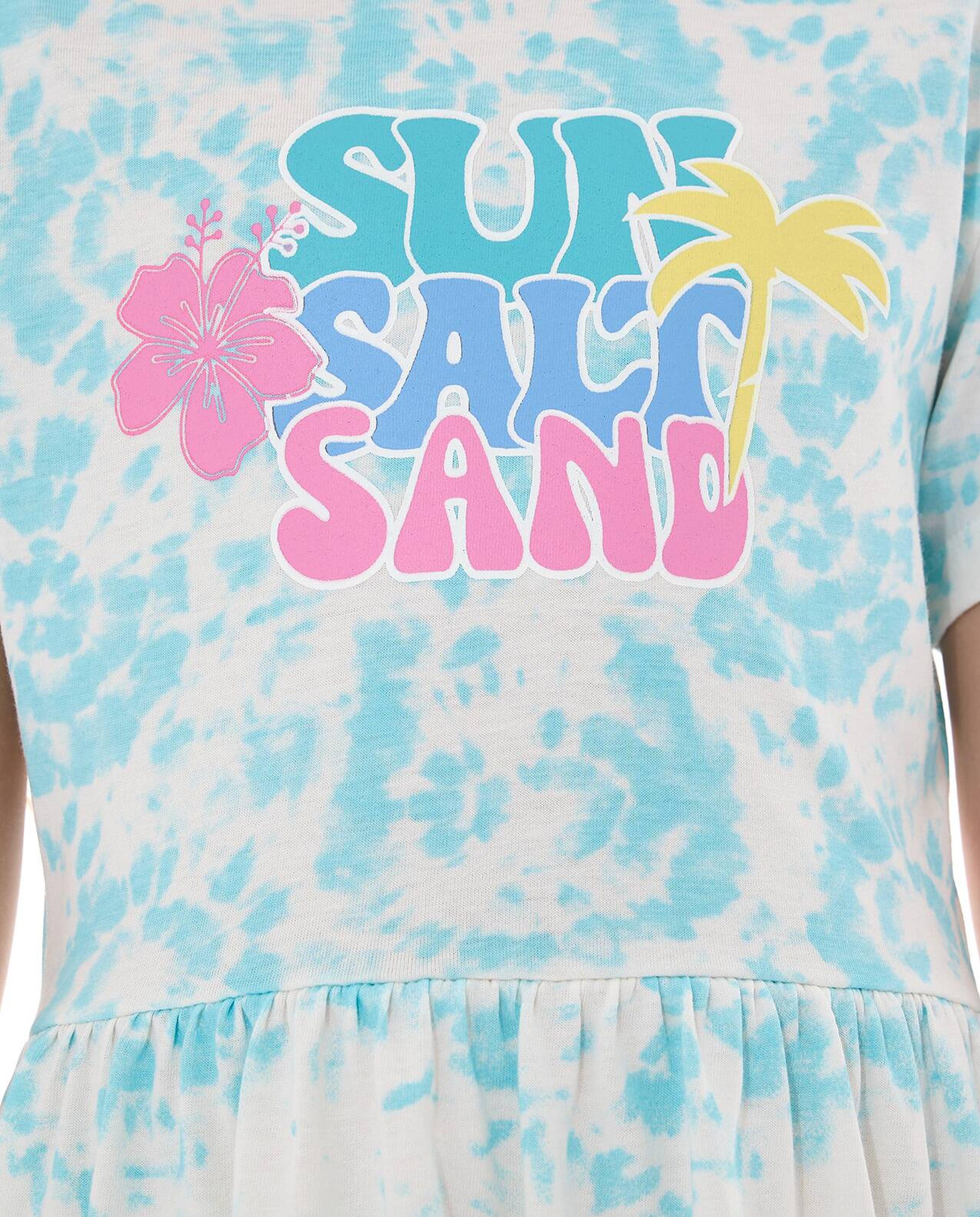 فستان بياقة مستديرة وأكمام قصيرة