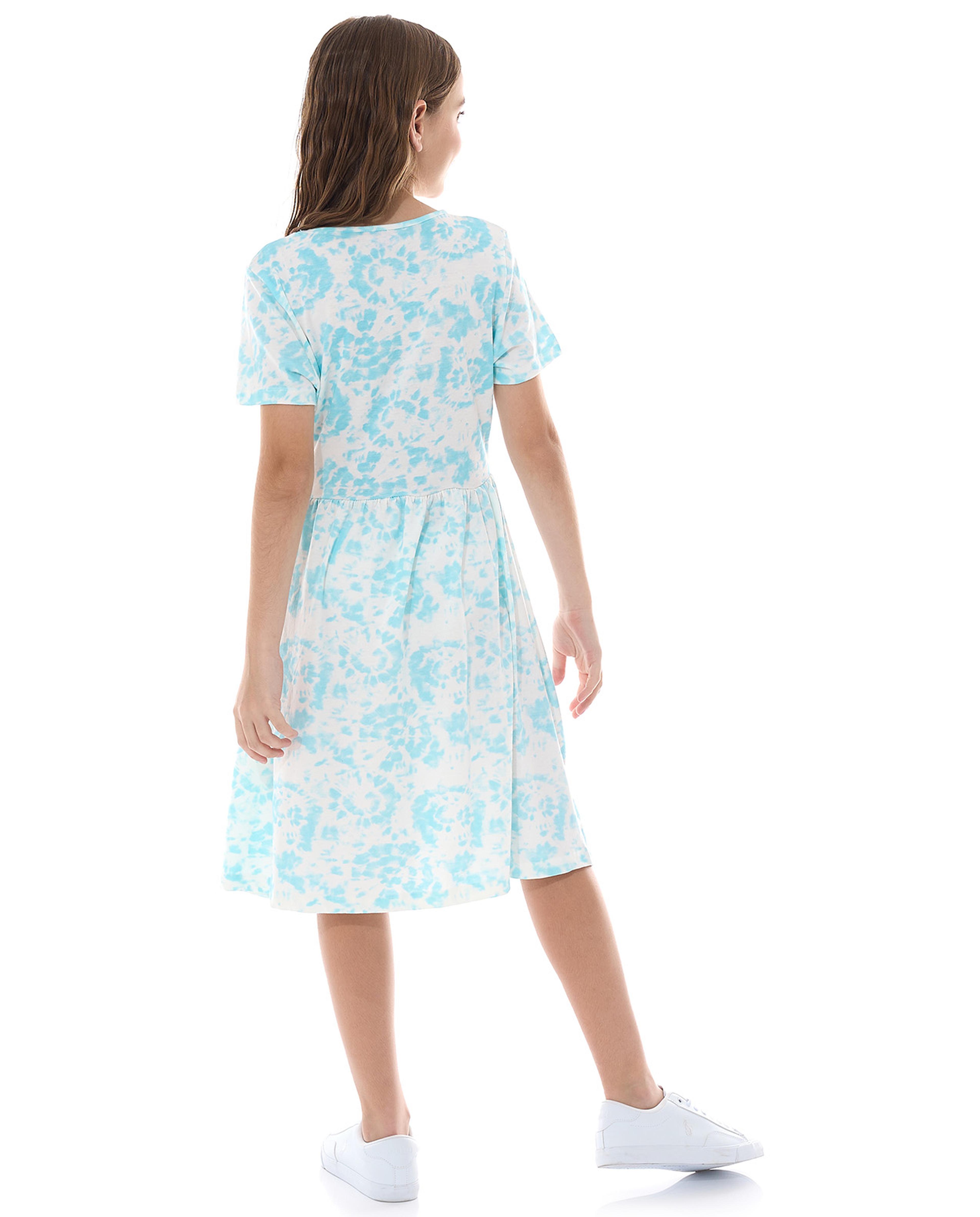 فستان بياقة مستديرة وأكمام قصيرة