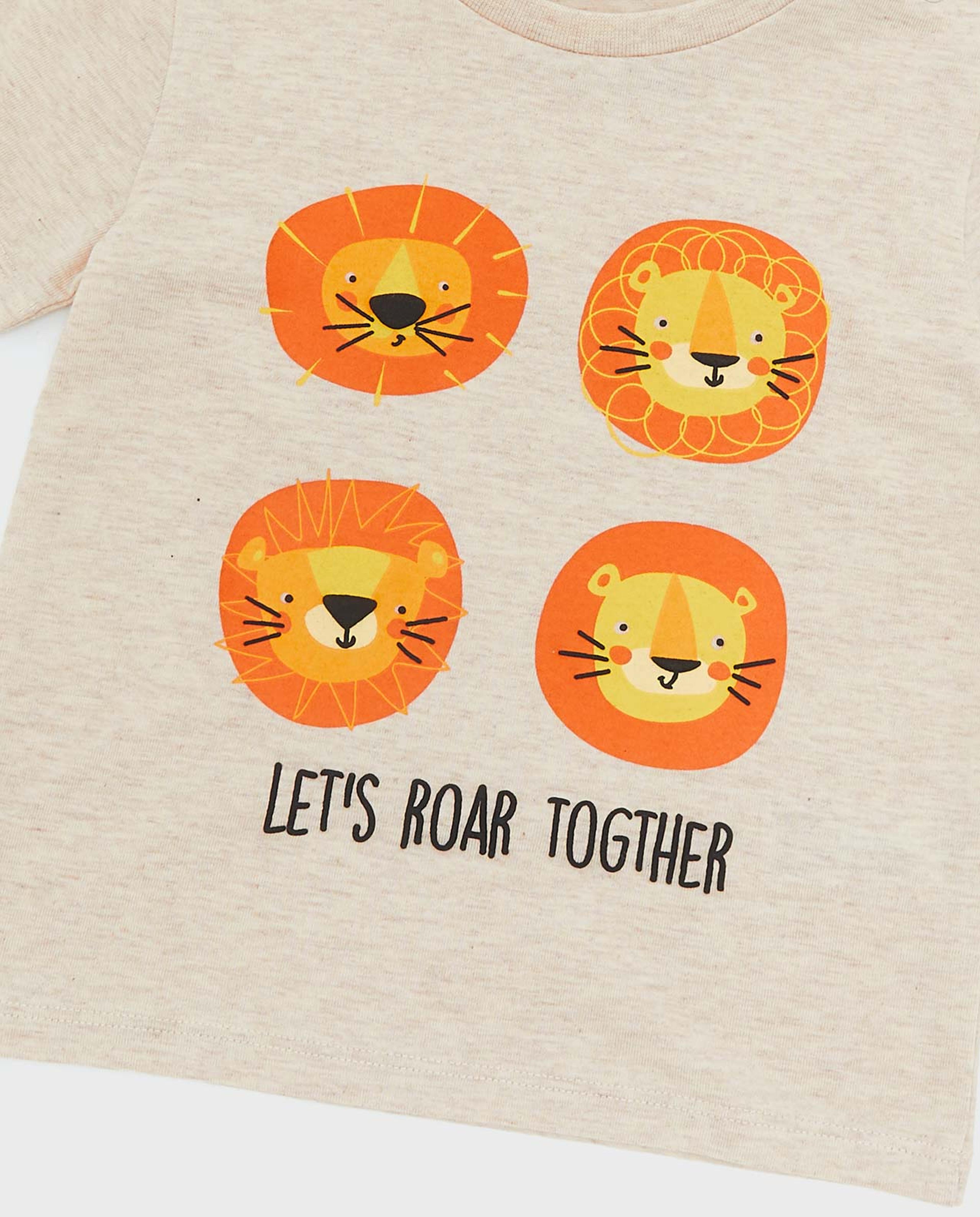 تيشيرت بياقة مستديرة وأكمام قصيرة وطبعة