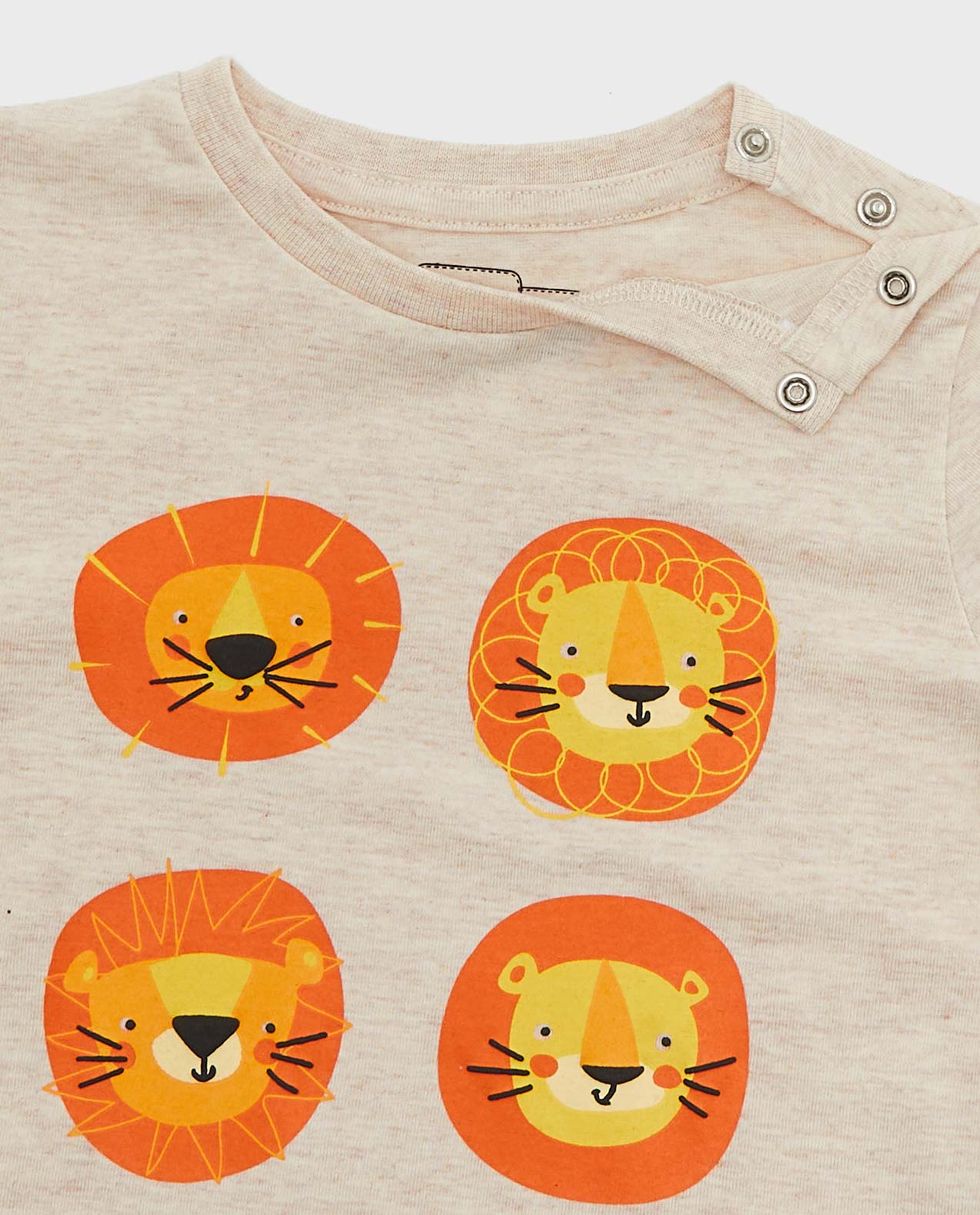 تيشيرت بياقة مستديرة وأكمام قصيرة وطبعة