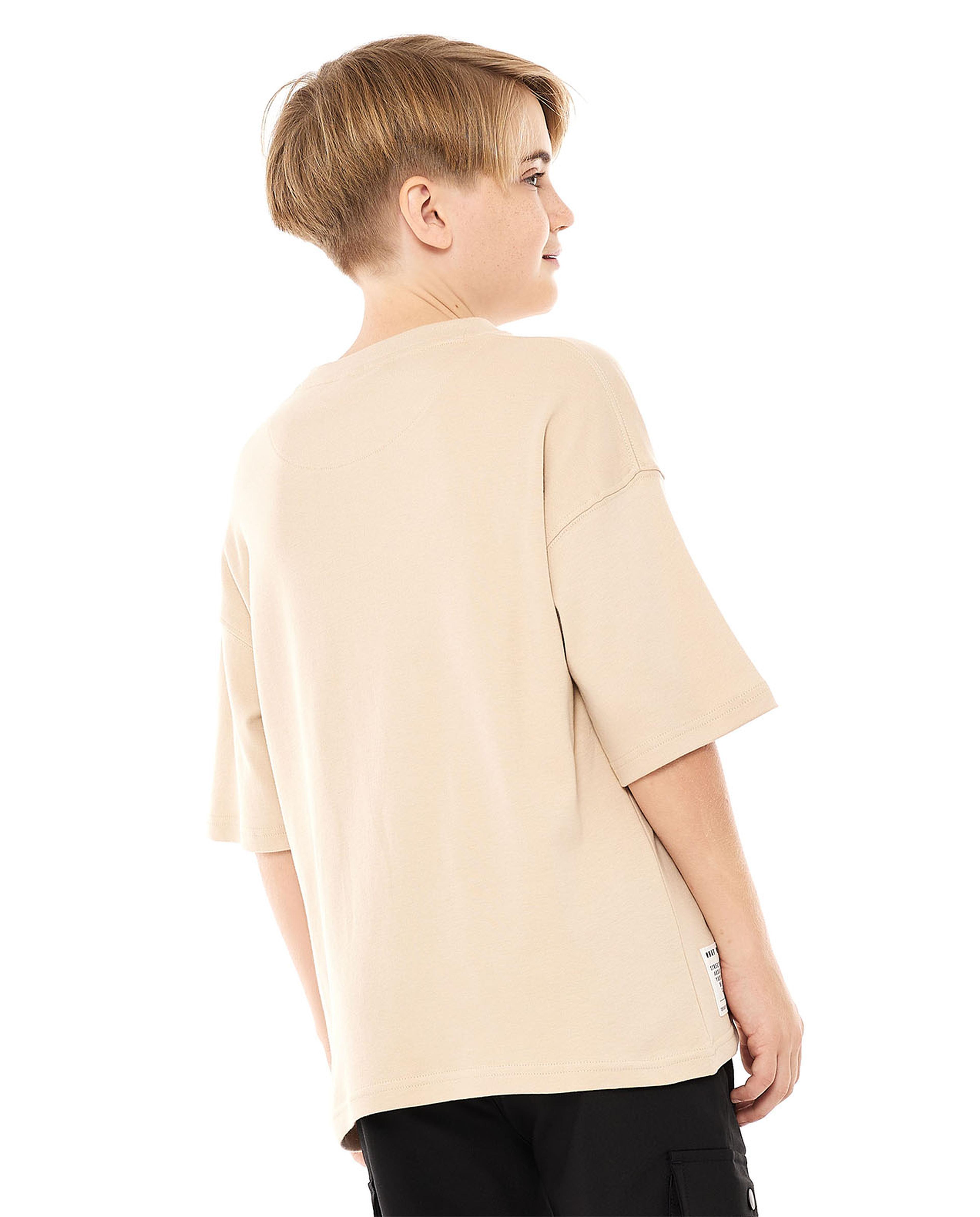 تيشيرت بطبعة حروف برقبة مستديرة وأكمام قصيرة