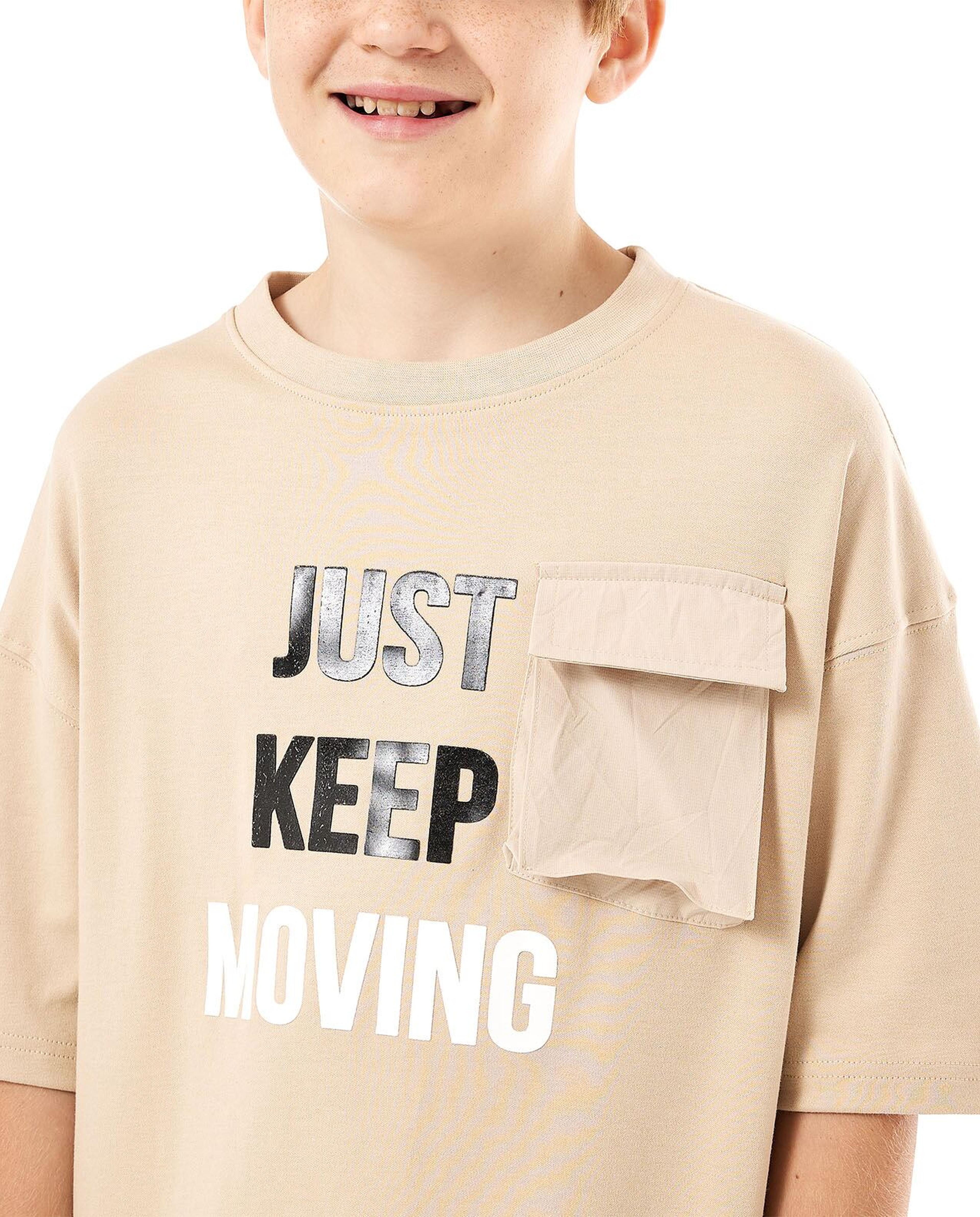 تيشيرت بطبعة حروف برقبة مستديرة وأكمام قصيرة