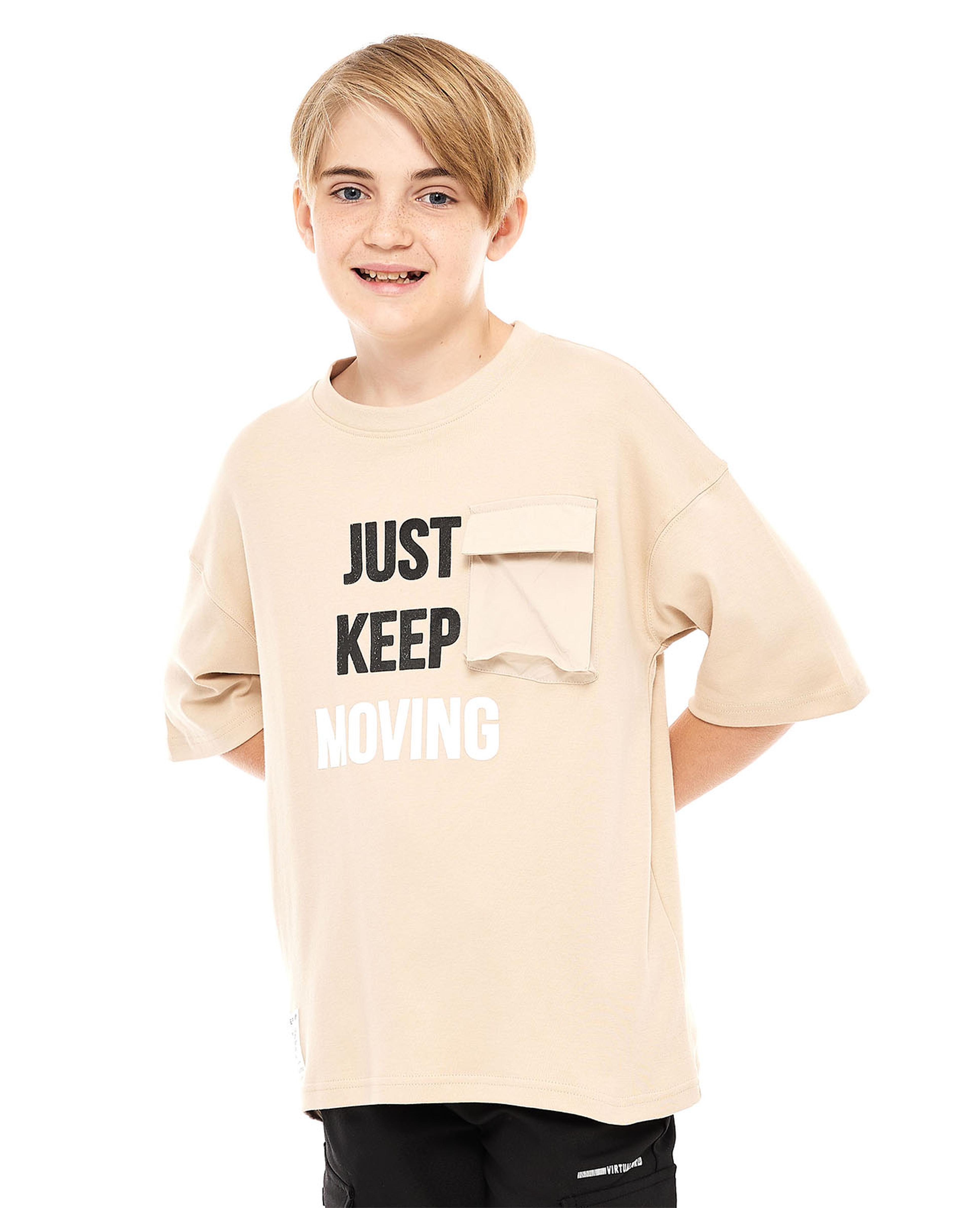 تيشيرت بطبعة حروف برقبة مستديرة وأكمام قصيرة