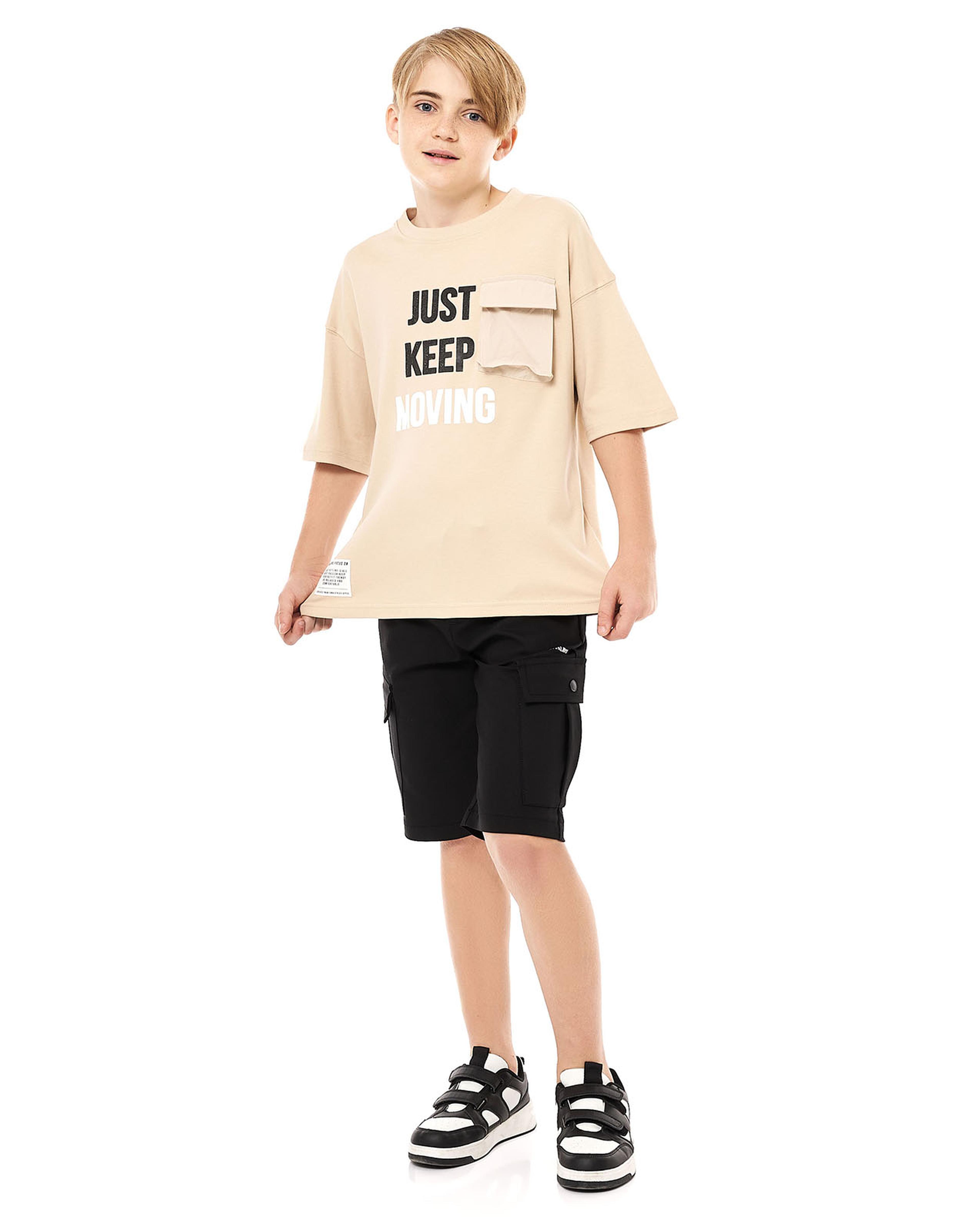 تيشيرت بطبعة حروف برقبة مستديرة وأكمام قصيرة