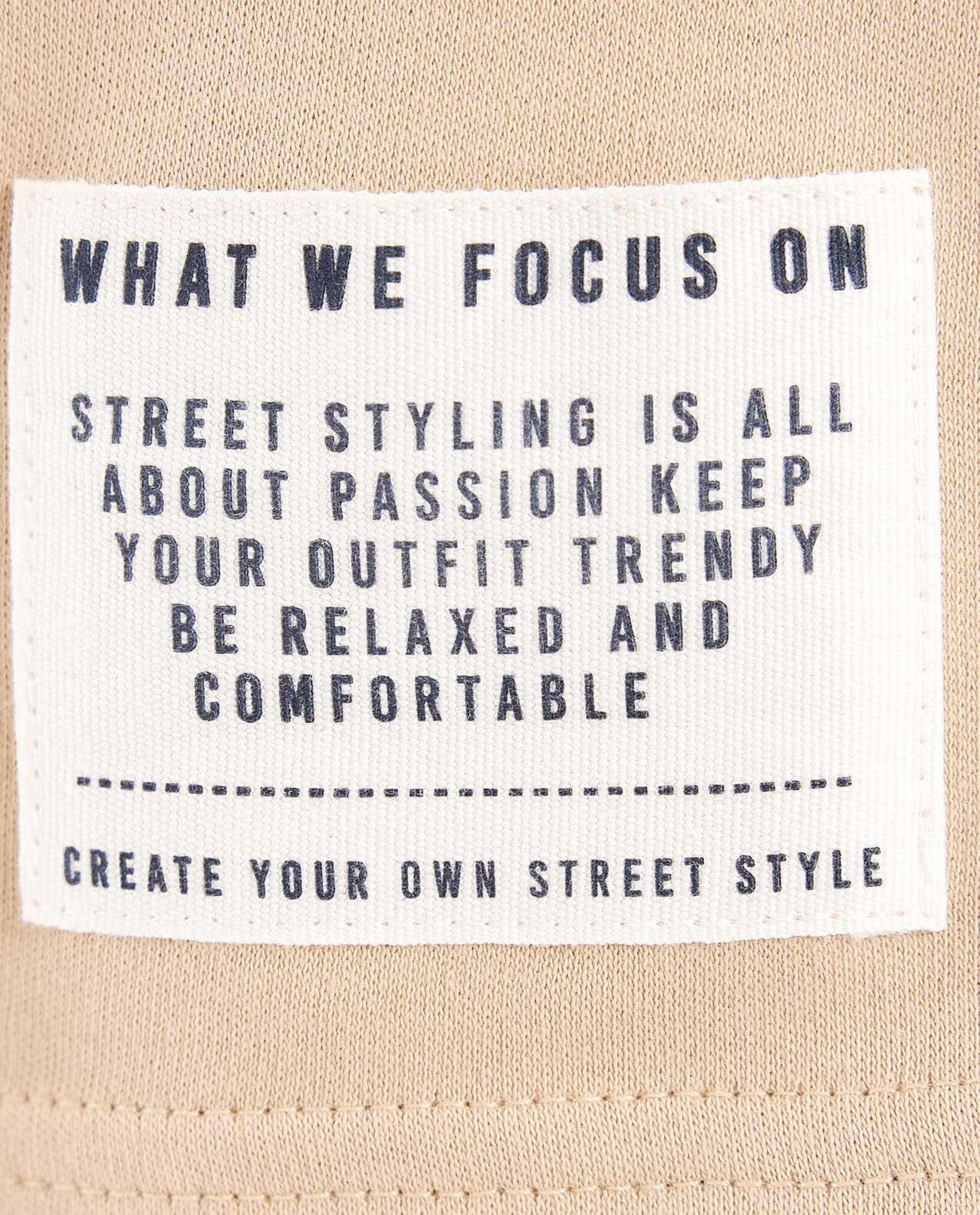 تيشيرت بطبعة حروف برقبة مستديرة وأكمام قصيرة