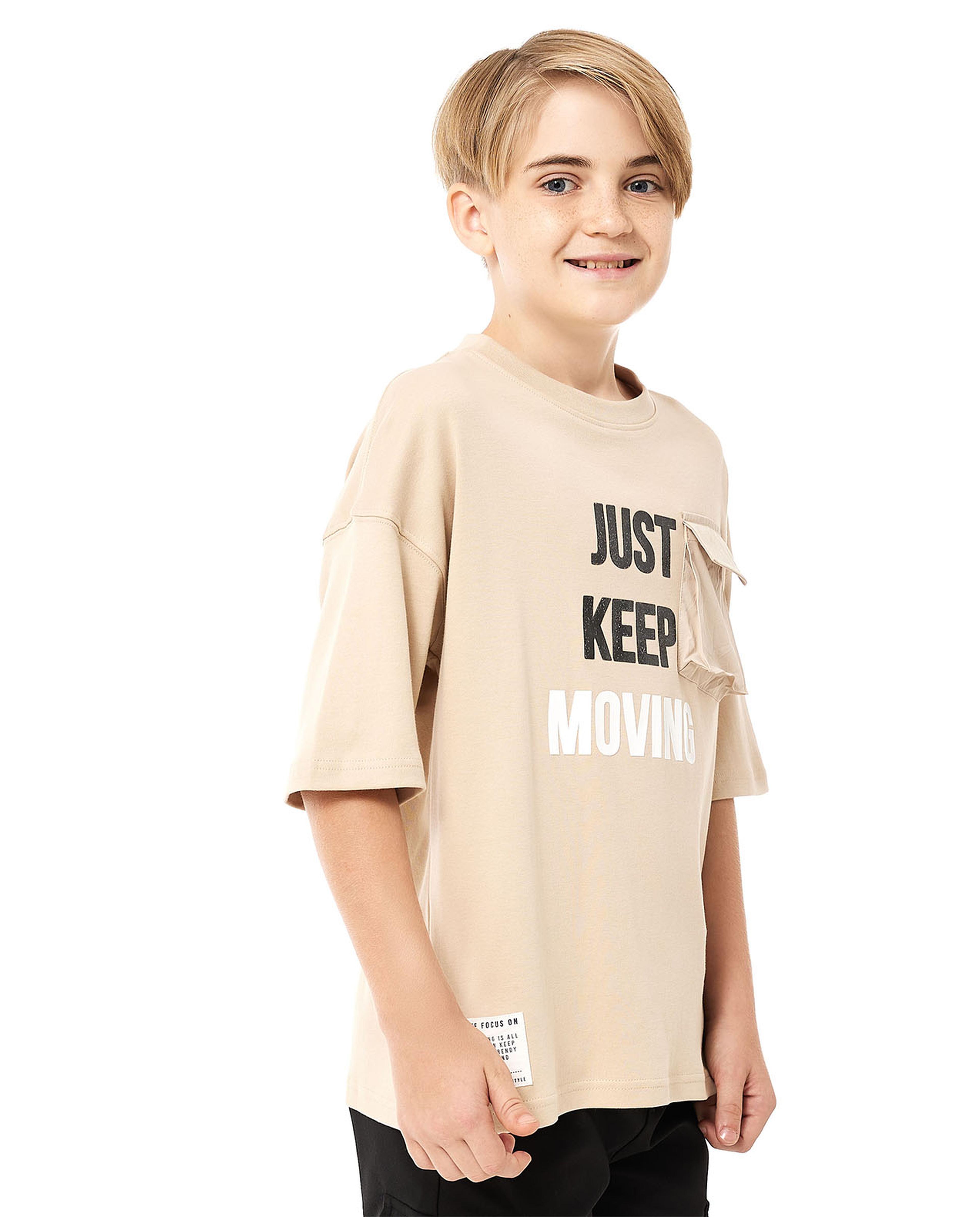 تيشيرت بطبعة حروف برقبة مستديرة وأكمام قصيرة